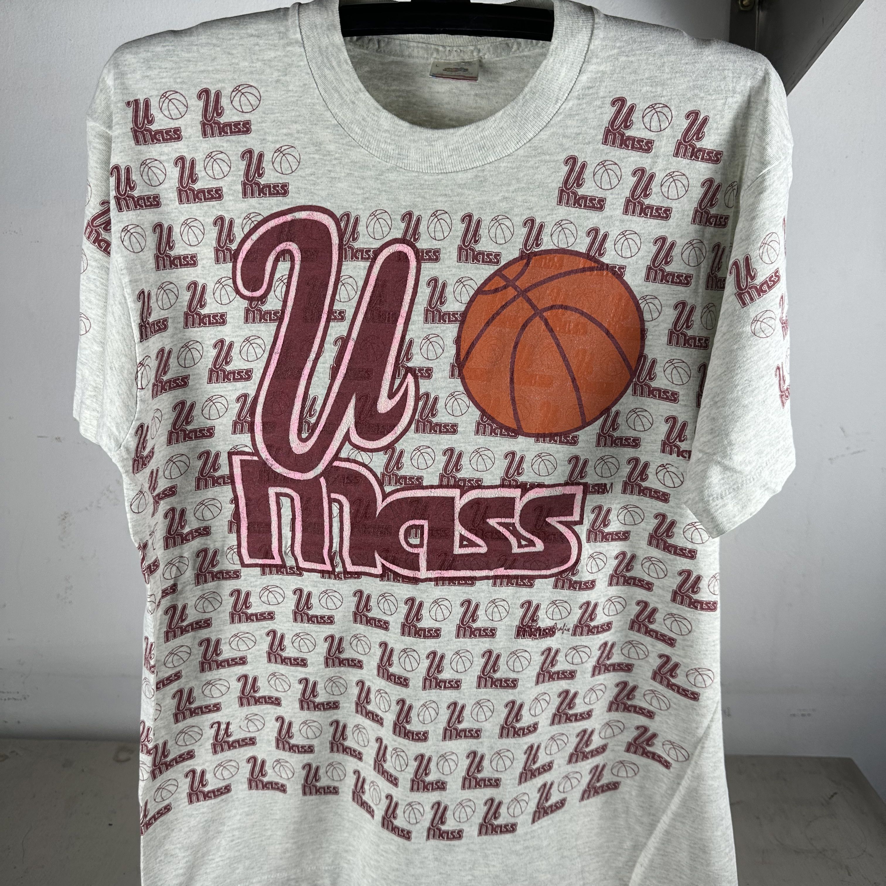 Vintage Vintage 90s UMass Minutemen Basketball NCAA AOP T-shirt Size US L / EU 52-54 / 3 - 2 Thumbnail