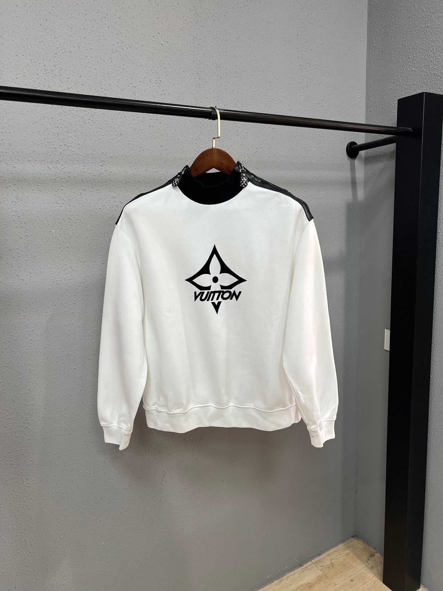 Louis Vuitton louis vuitton black and white hoodie Size US M / EU 48-50 / 2 - 1 Thumbnail
