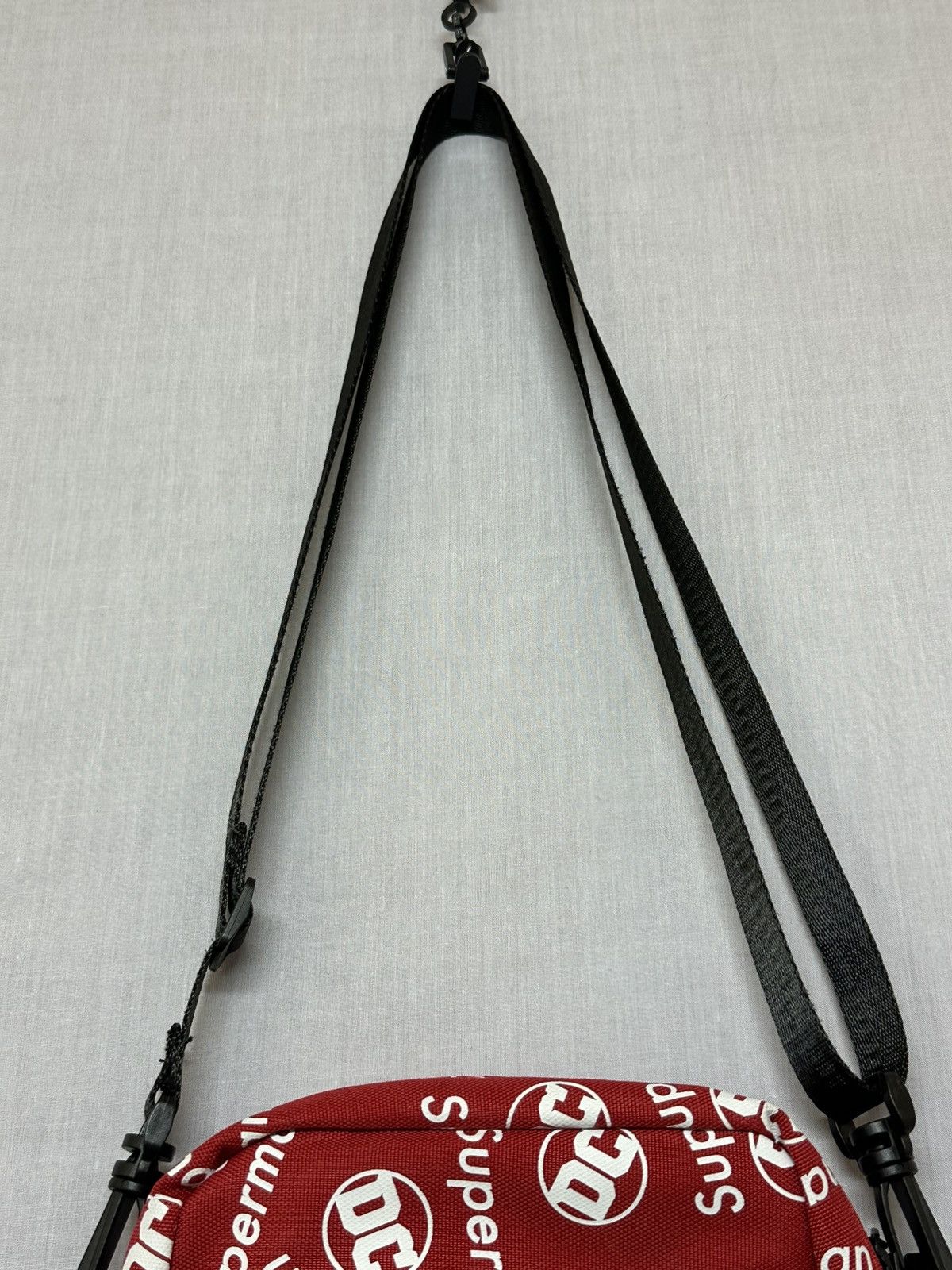 DC Superman-themed crossbody bag pattern Superman and "DC". Size ONE SIZE - 3 Thumbnail