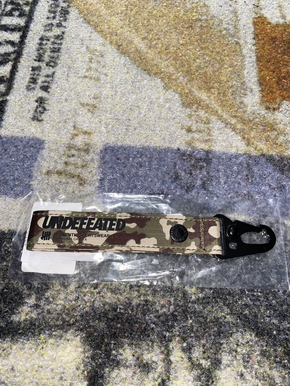 La × Undefeated Undefeated Ripstop Strap Keychain Bark Camo