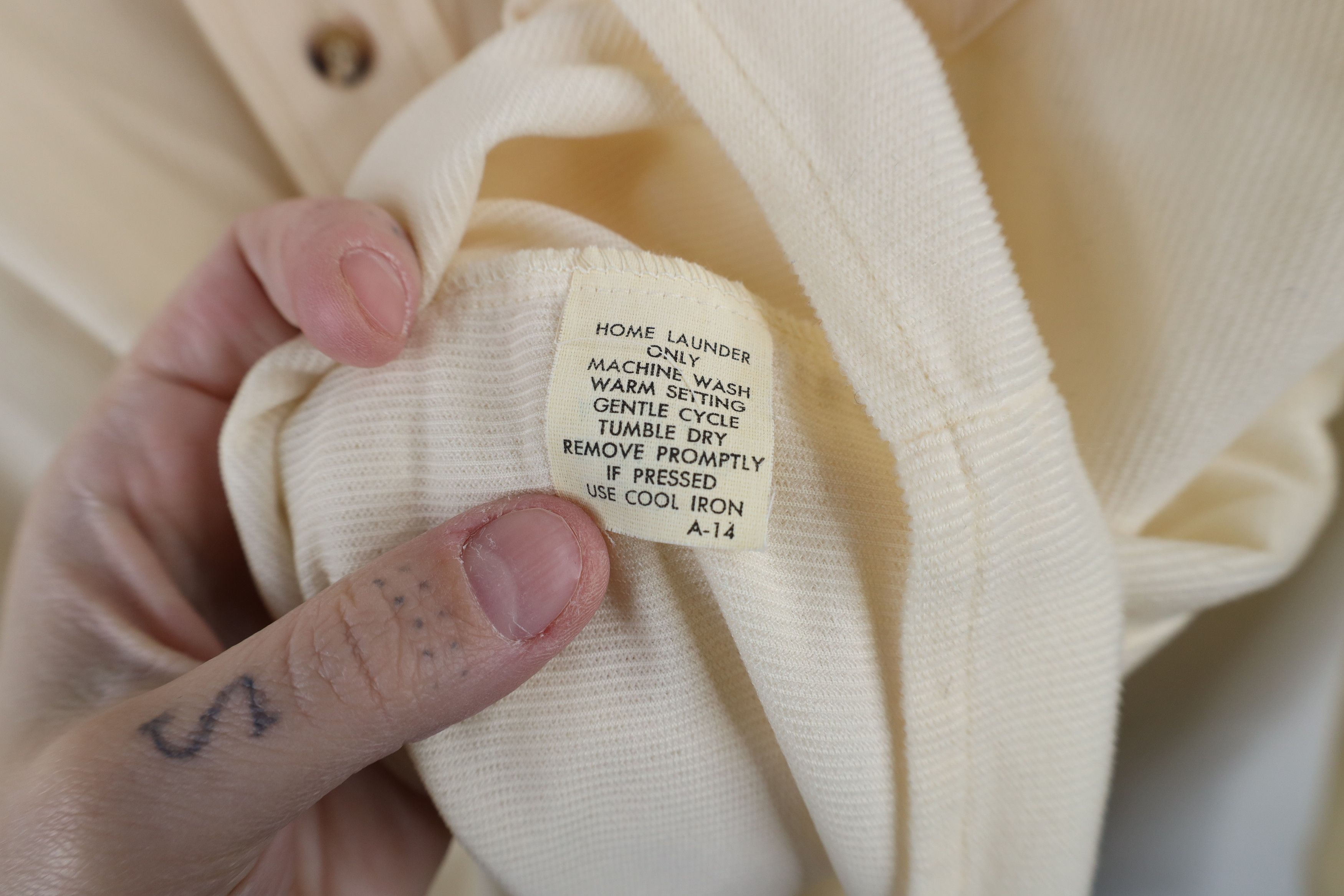 Vintage Vintage 60s 70s Streetwear Corduroy Button Shirt Cream Size US L / EU 52-54 / 3 - 7 Thumbnail
