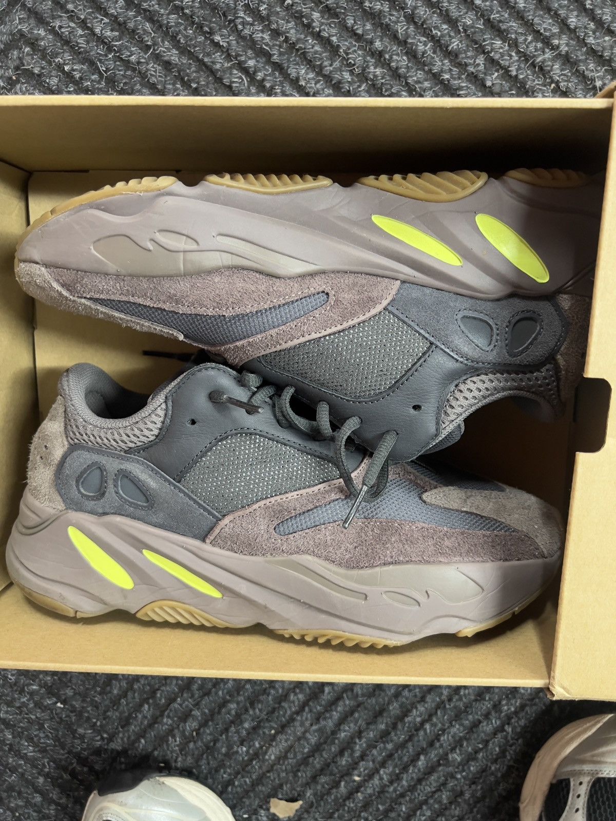 Adidas Adidas Yeezy 700 “Mauve” Size US 9 / EU 42 - 2 Thumbnail