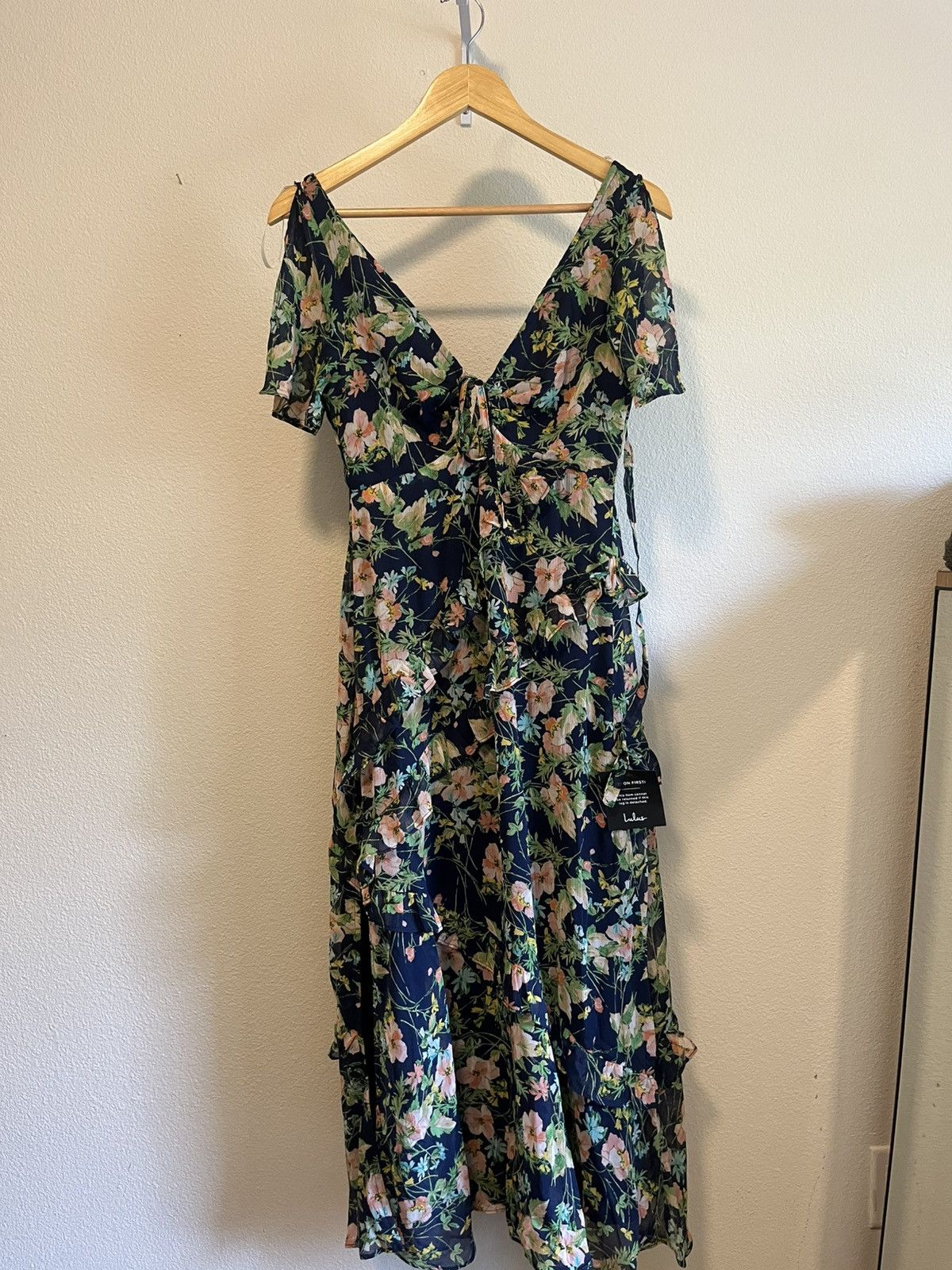 Lulus Lulu’s midi floral dress size small Size S / US 4 / IT 40 - 1 Thumbnail
