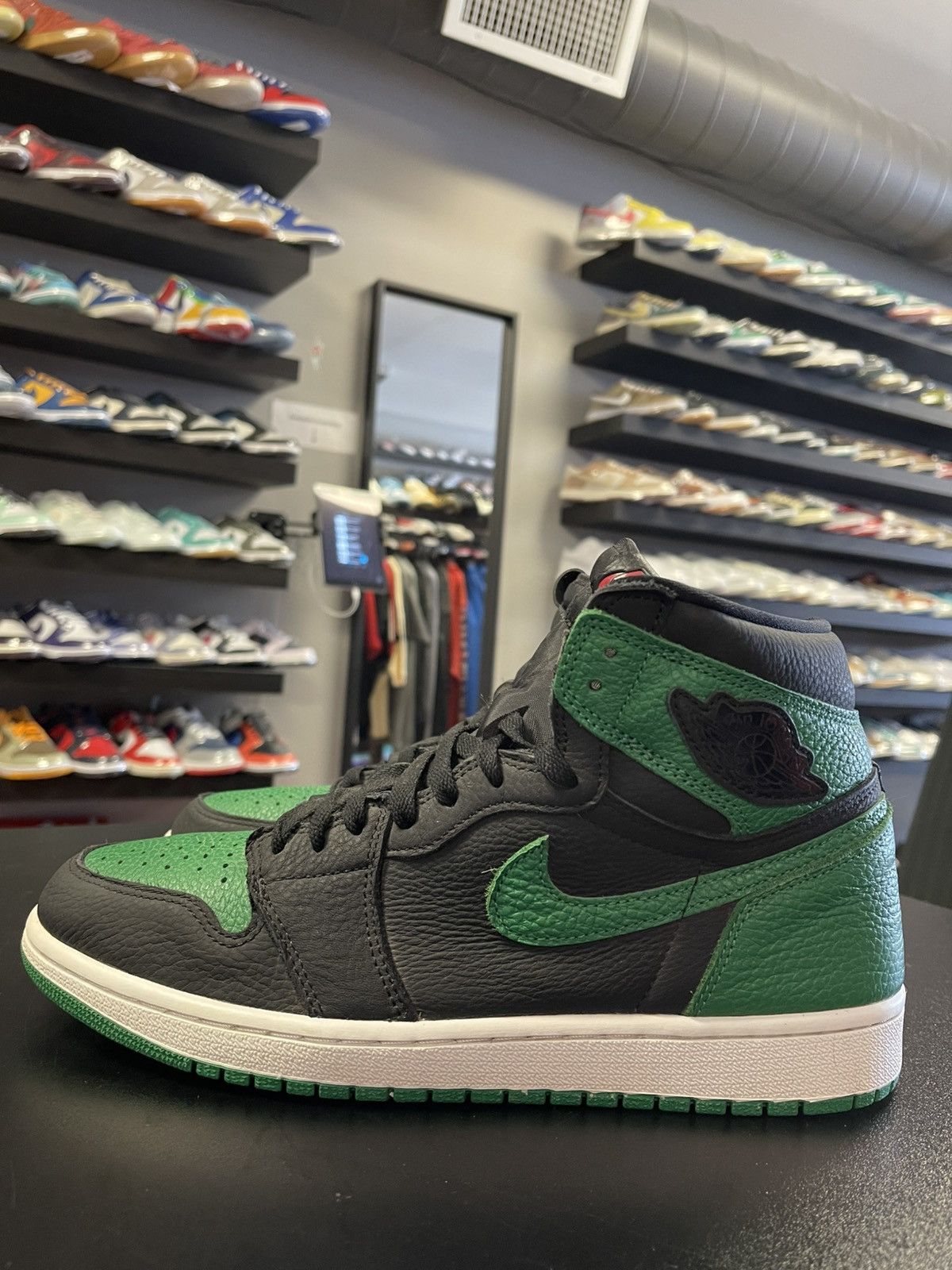 Jordan Brand Size 10.5 - Jordan 1 Retro High Pine Green Black Clean! Size US 10.5 / EU 43-44 - 1 Thumbnail