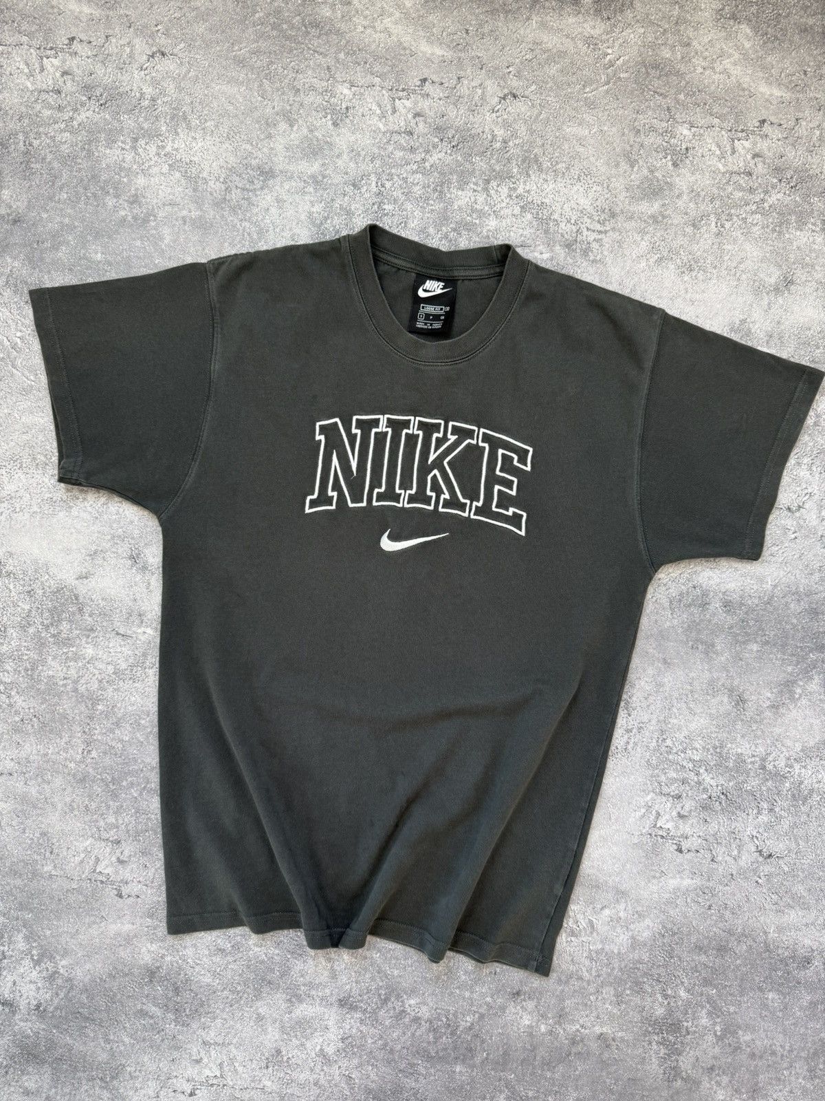 Nike Vintage 90s Nike Center Logo T-Shirt Gray Rare Tee Y2K Hype Size US S / EU 44-46 / 1 - 6 Thumbnail