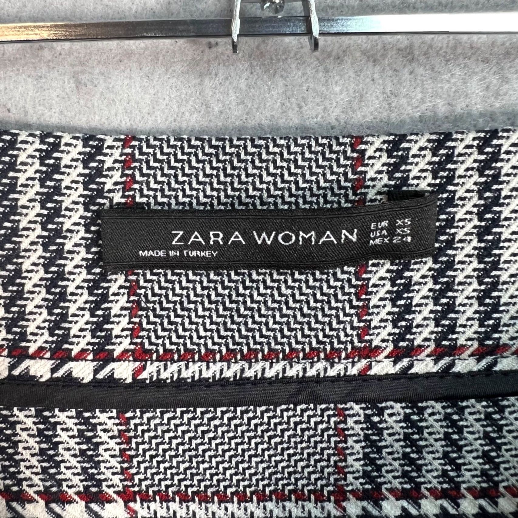 Zara Zara Woman Plaid Pencil Skirt XS Gray Red Houndstooth Check High Waist Stretch Midi Skirt Women XS Gray Valentino? Size 26" / US 2 / IT 38 - 3 Thumbnail