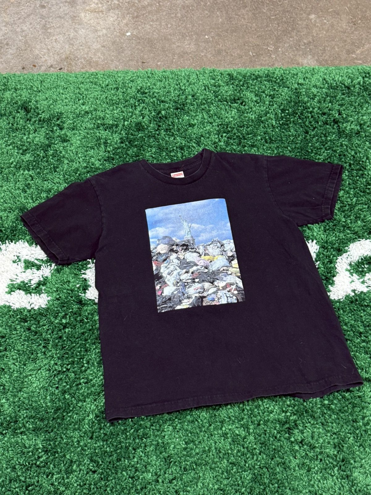 Supreme Supreme American Trash Photo Tee Black Medium FW22 Garbage Size US M / EU 48-50 / 2 - 1 Thumbnail