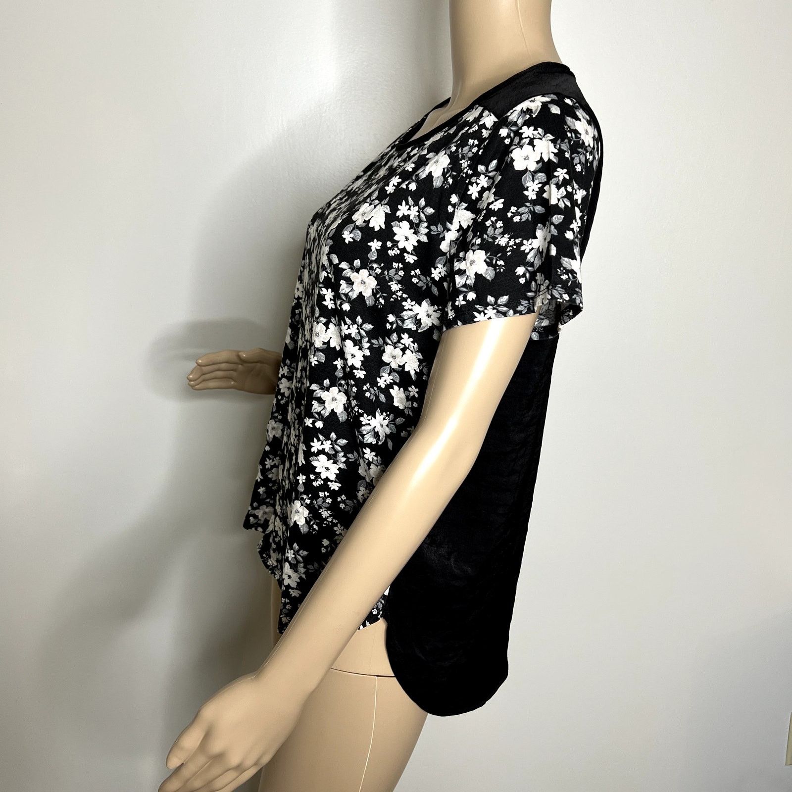 Old Navy Old Navy Black Floral Short Sleeve Top Size M / US 6-8 / IT 42-44 - 2 Thumbnail