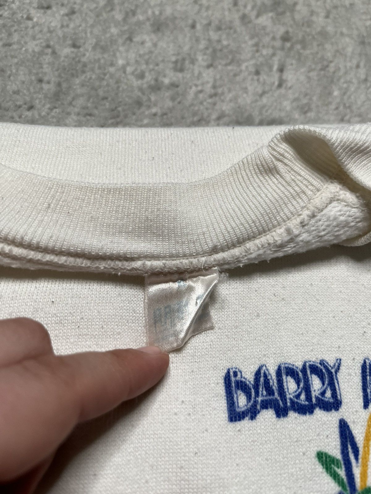 Band Tees Vintage White Crewneck Sweatshirt Barry Manilow Paradise Size US L / EU 52-54 / 3 - 5 Thumbnail