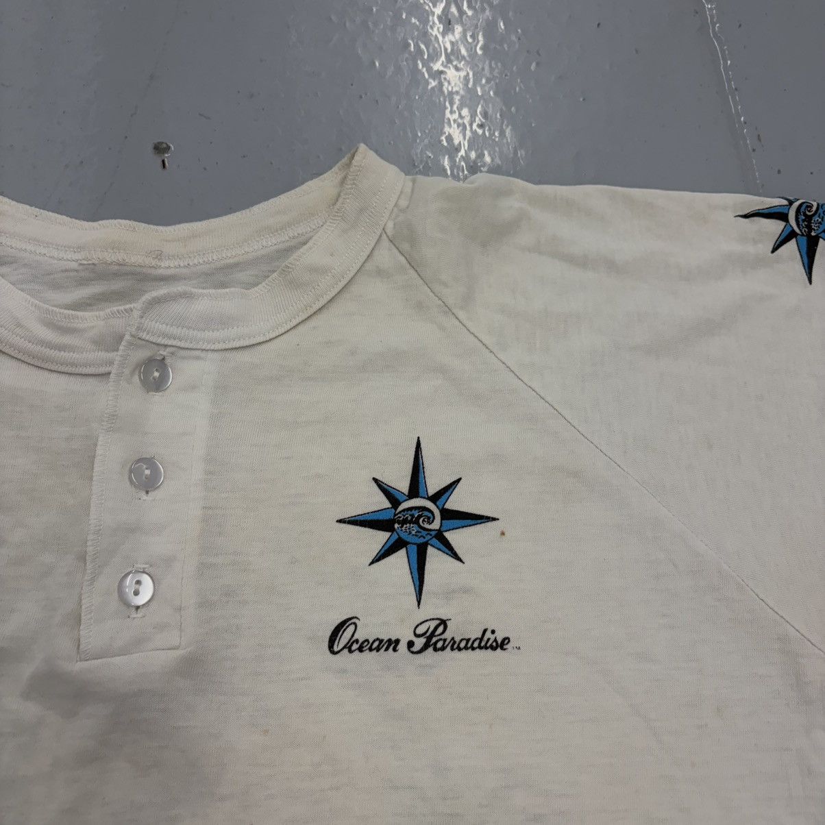 Other Vintage 70s Ocean Paradise White Henley Graphic T-Shirt Size US M / EU 48-50 / 2 - 2 Thumbnail