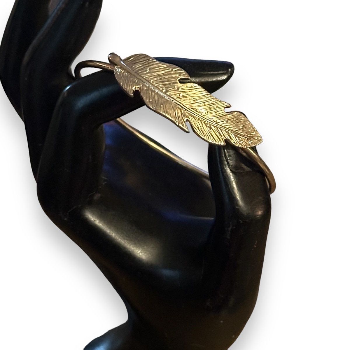 Other Gold tone feather bangle bracelet Size ONE SIZE - 3 Thumbnail