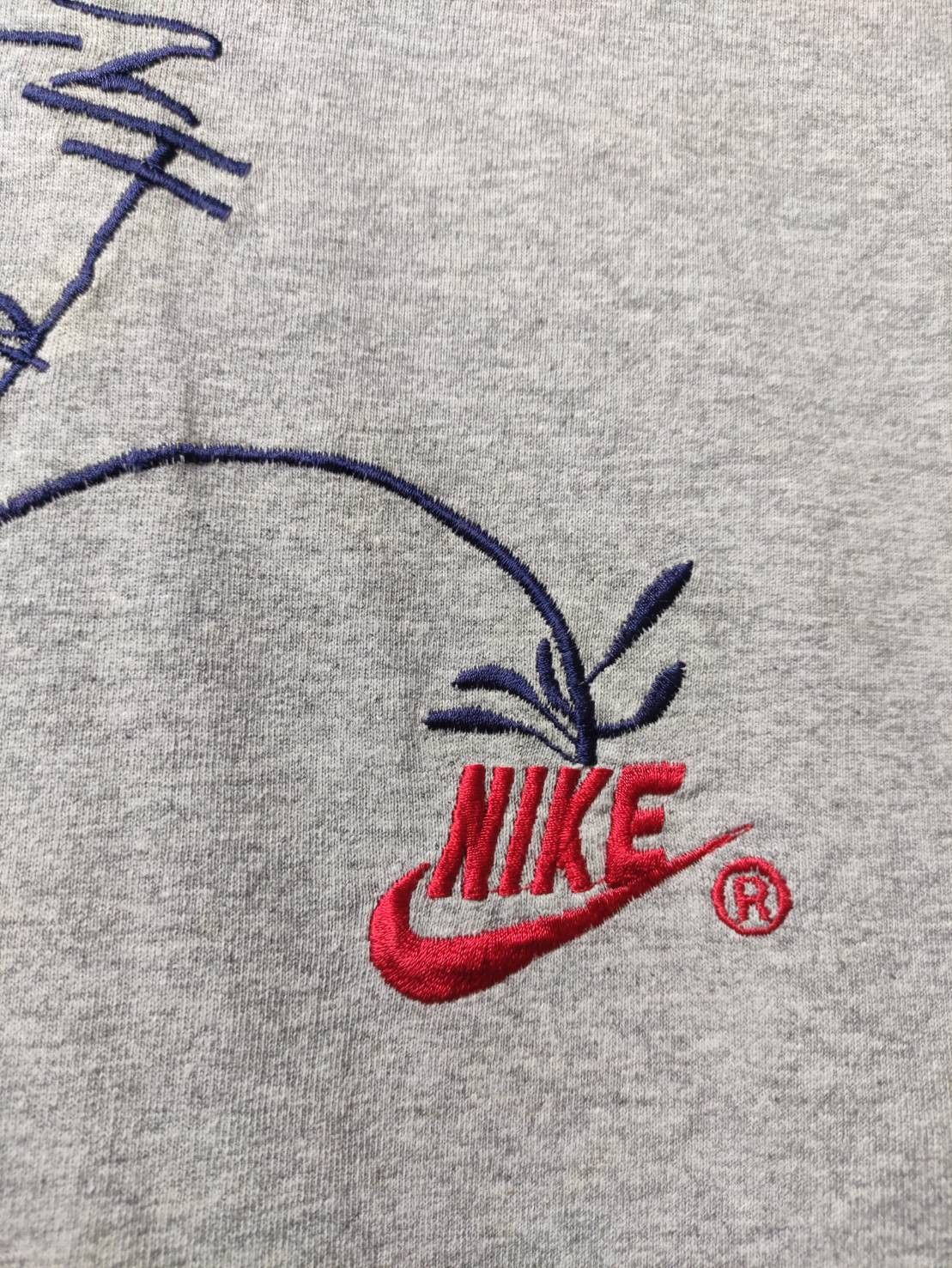 Nike Vtg 90's Nike Calvin Peeing Logo T-Shirt Size US L / EU 52-54 / 3 - 4 Thumbnail