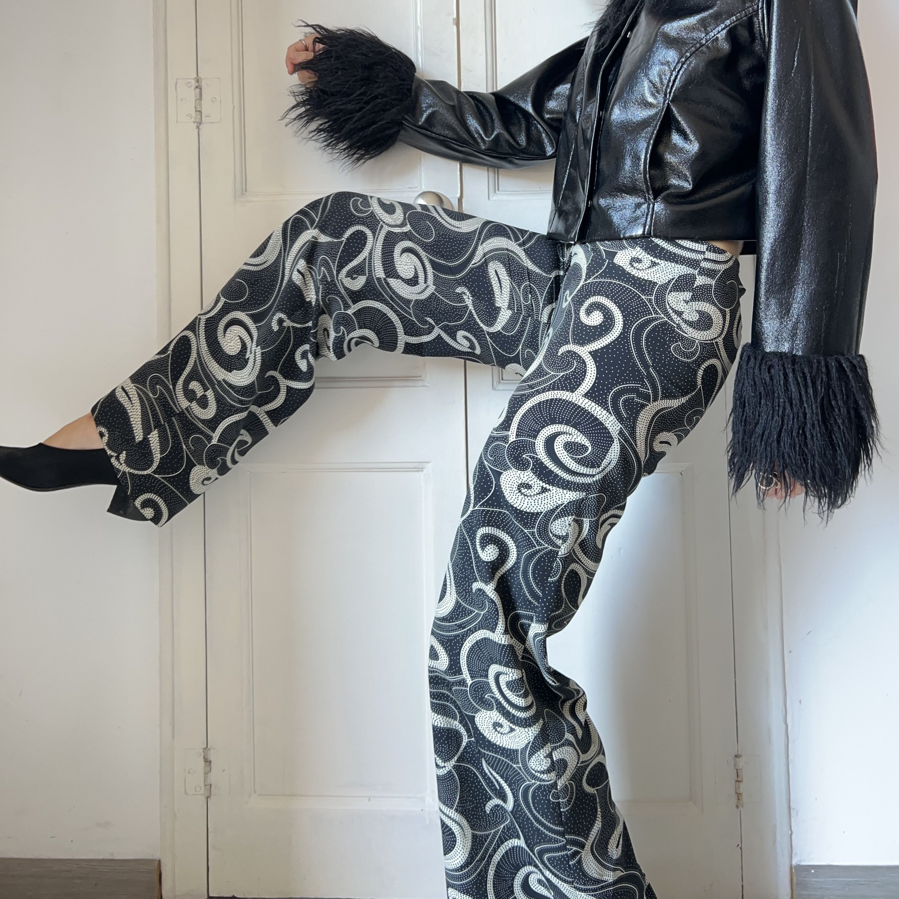 Vintage Vintage Y2k Monochrome Swirl Wide Leg Pants Size 27" / US 4 / IT 40 - 5 Thumbnail