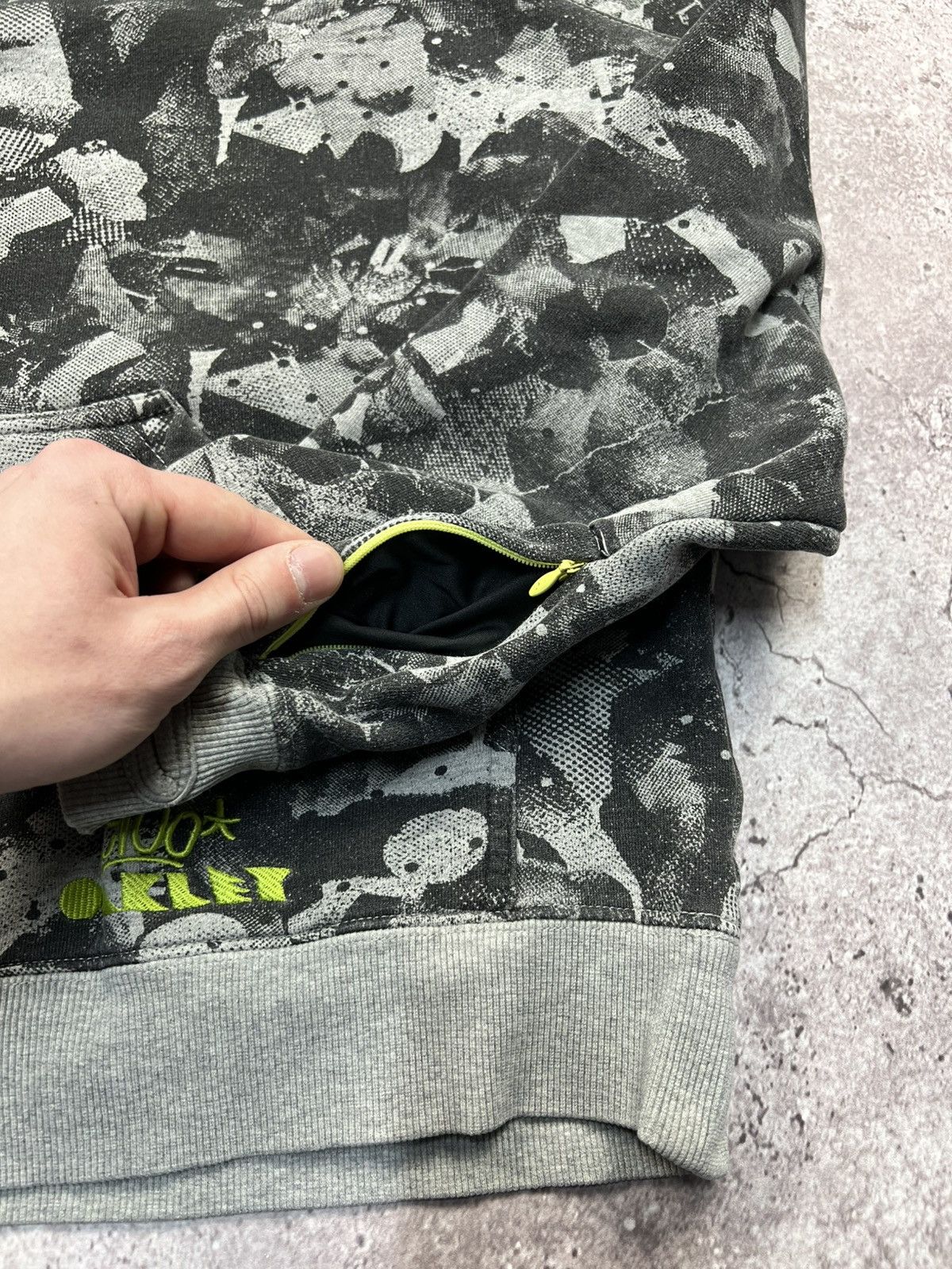 Oakley Crazy Oakley Vintage Camo Sweatshirt Y2K Rare Size US XL / EU 56 / 4 - 4 Thumbnail