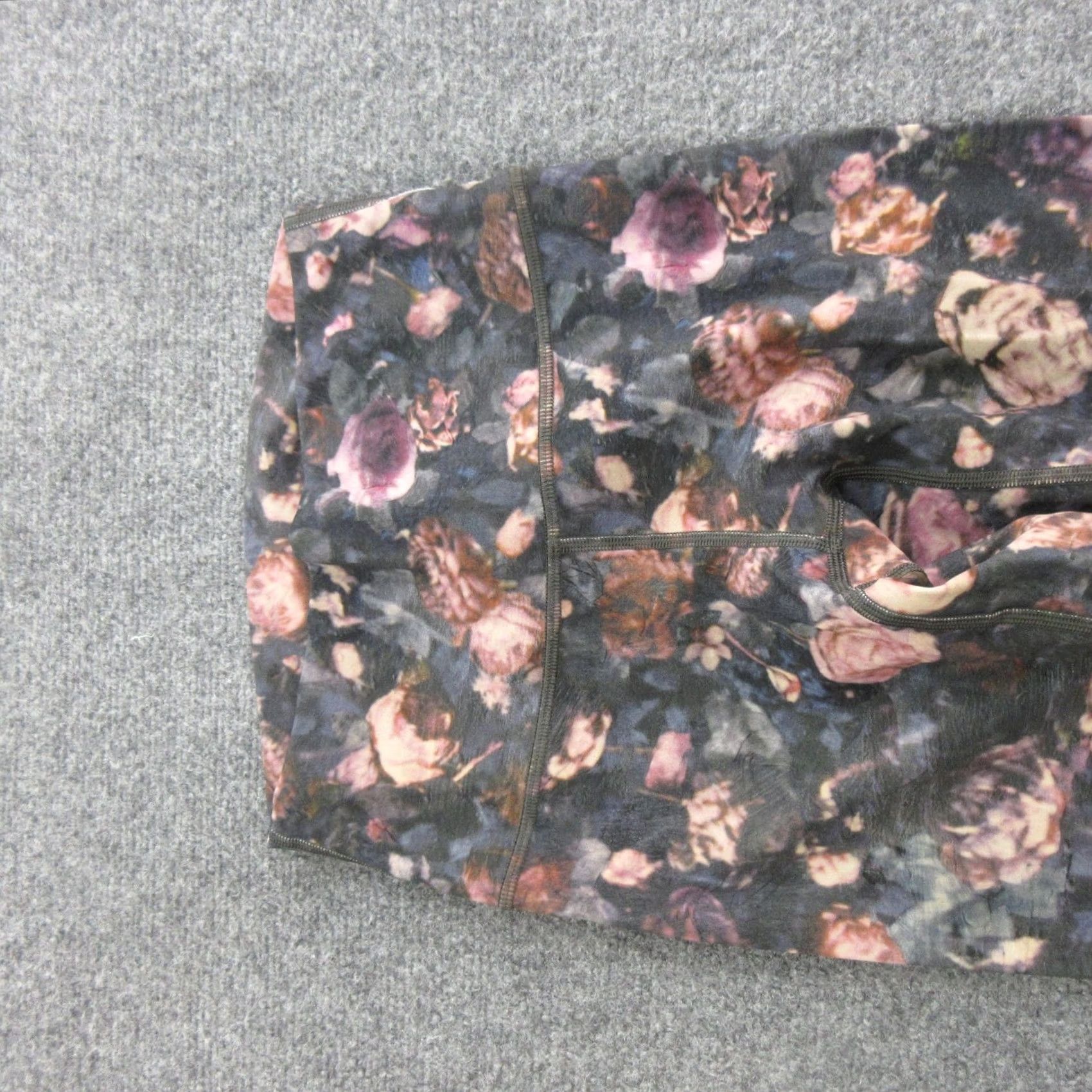 Lululemon VINTAGE Lululemon Pants Womens 4 Black Floral Leggings High Rise Barry's Bootcamp Yoga Size 27" / US 4 / IT 40 - 2 Thumbnail