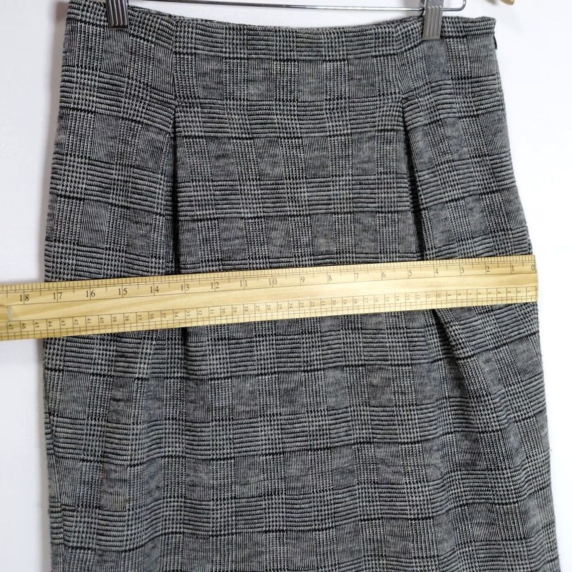 Banana Republic BANANA REPUBLIC Skirt Gray Solid Lined Wool Blend Knee Length Women Size 4 Small Details: 75% Wool, 25% Nylon, Dry Clean Only, A-Line, Business Casual Size 27" / US 4 / IT 40 - 5 Thumbnail