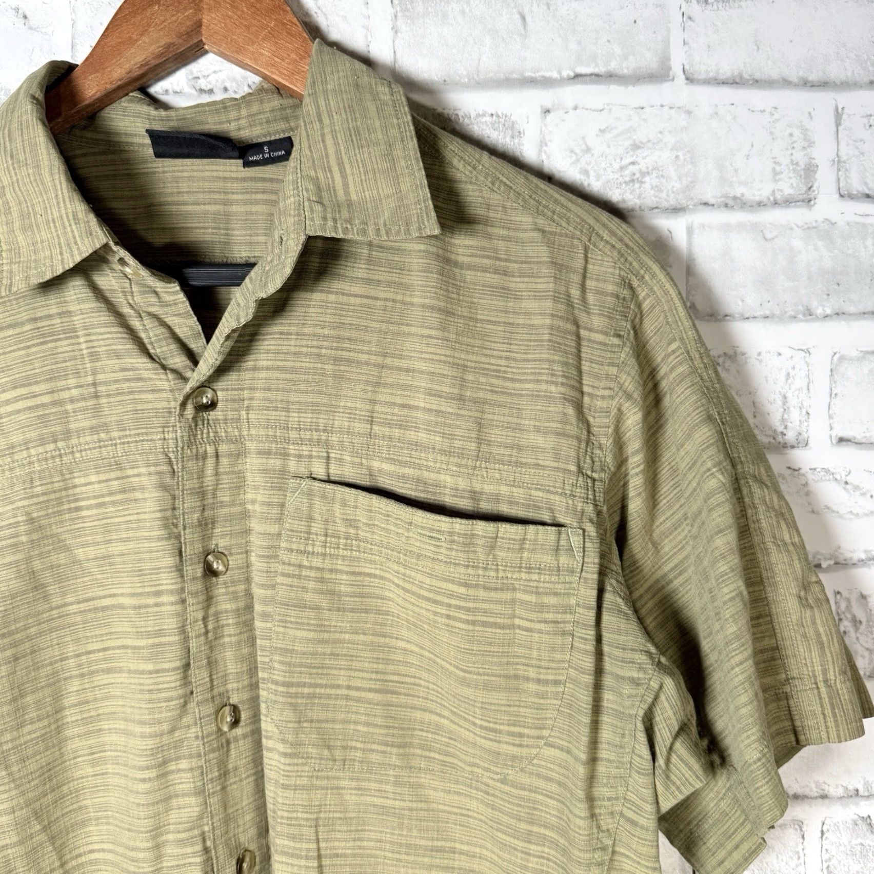 Mountain Hardwear Mountain Hardwear Short Sleeve Button-Down Shirt Mens Size S Green Shirt Size US S / EU 44-46 / 1 - 2 Thumbnail
