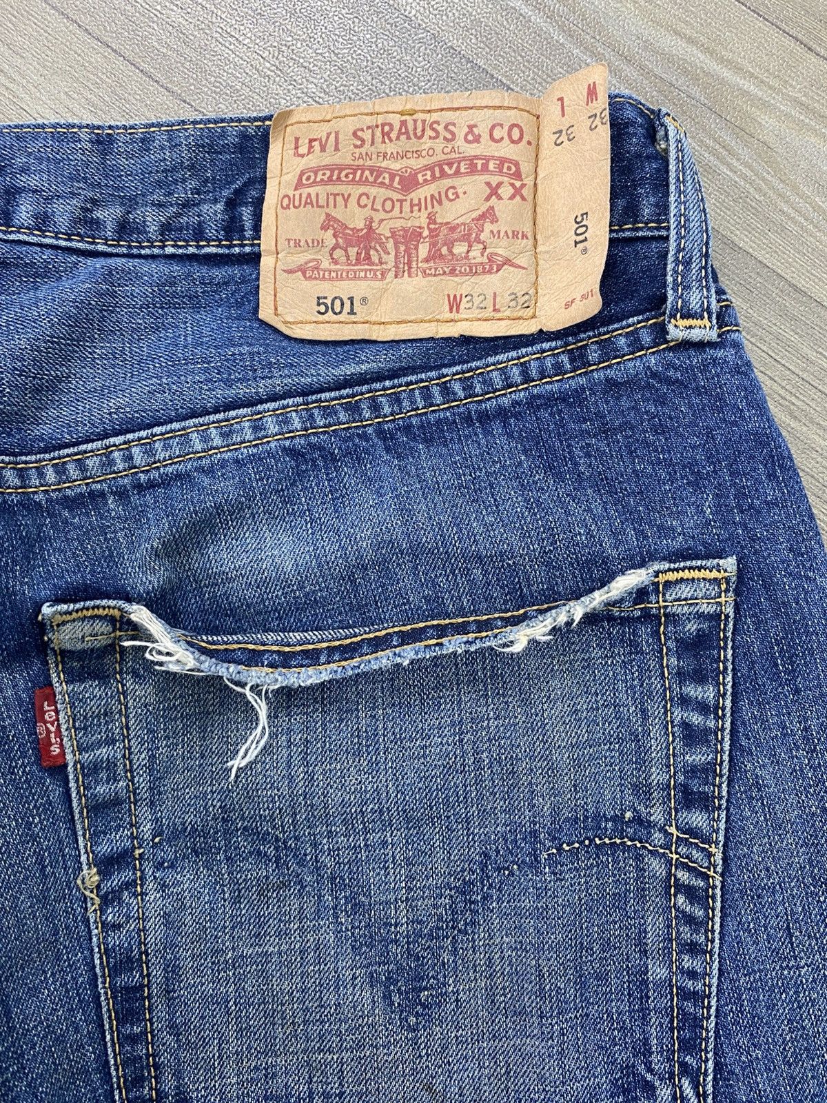 Levi's Vintage Clothing 00s Vintage Levis 501 Distressed Straight 32x33 Faded Jeans Size US 30 / EU 46 - 18 Thumbnail