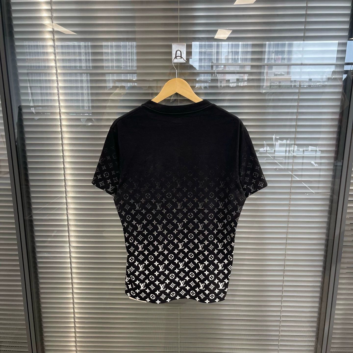 Louis Vuitton Louis Vuitton Gradient Monogram SS Tee M 99 New No Tag Size US M / EU 48-50 / 2 - 2 Thumbnail