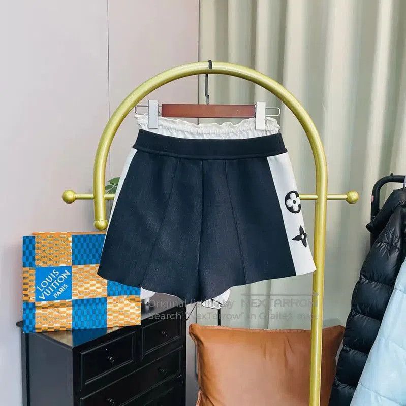 Louis Vuitton Louis Vuitton Black Silk Women's Shorts . Size 22" - 2 Thumbnail