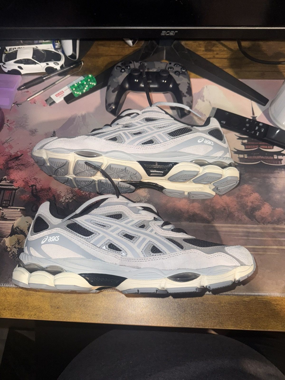 Asics Asics Gel Nyc Size 10 Grey and Black Size US 10 / EU 43 - 1 Thumbnail