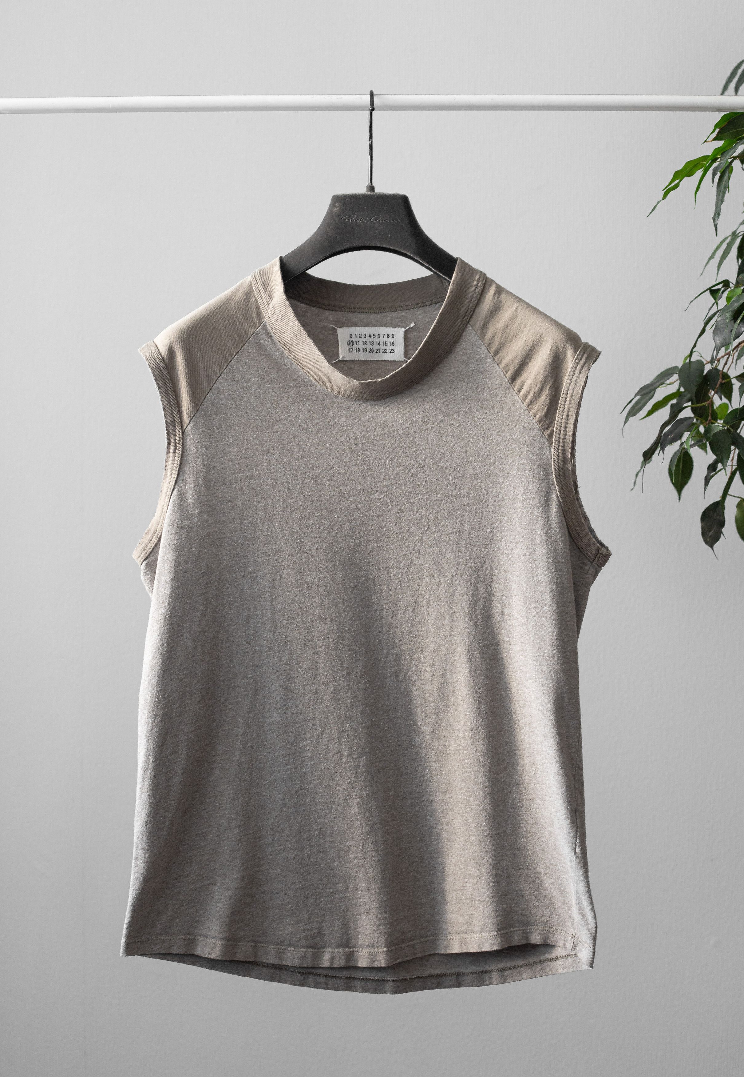 2005SS sleeveles top
