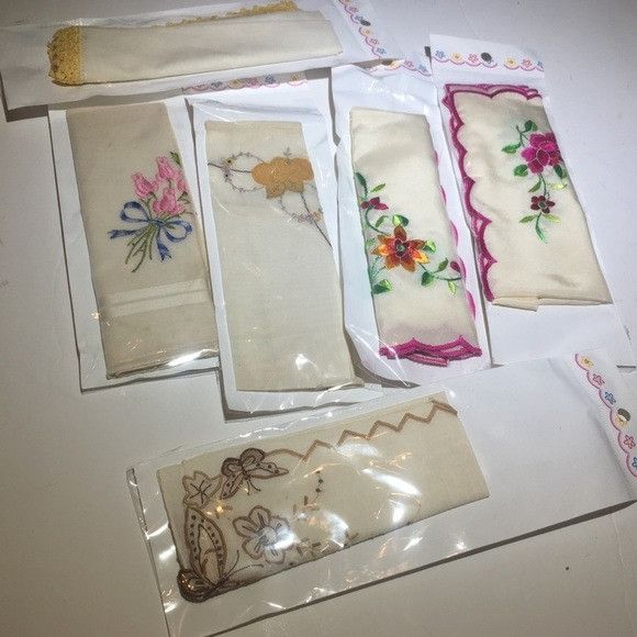 Vintage Vintage lot of six handkerchief, napkins & Scarves Size ONE SIZE - 1 Thumbnail