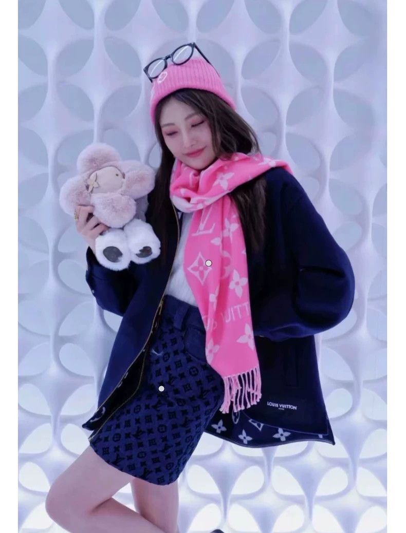 Louis Vuitton Louis Vuitton Pink patchwork white old flower scarf Size ONE SIZE - 6 Thumbnail