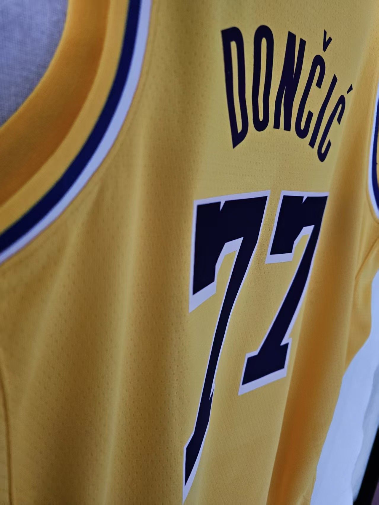 NBA Luka Dončić Jersey Los Angeles Lakers Yellow 77 Jersey L Size US L / EU 52-54 / 3 - 5 Thumbnail