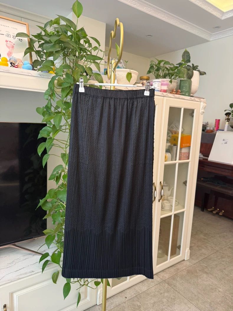 Issey Miyake Issey Miyake size:3 Black pleated skirt Size 42" / US 20 - 2 Thumbnail