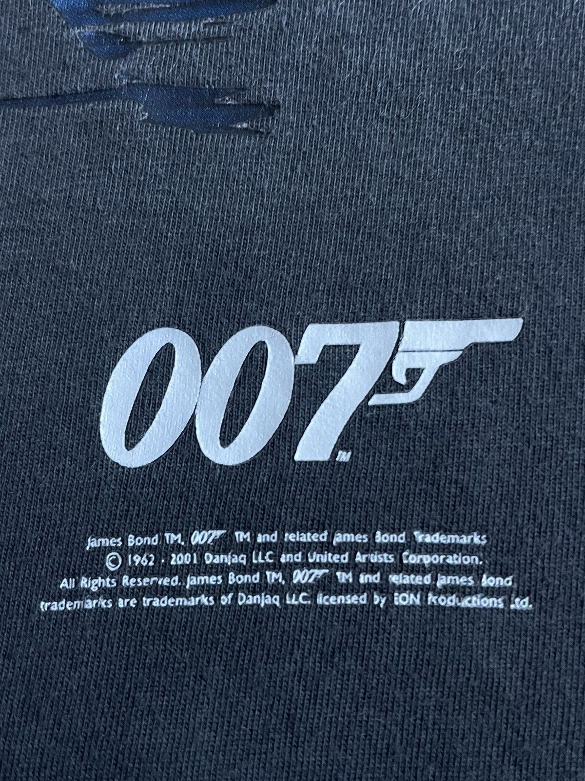 Vintage Vintage 2001 James Bond 007 T-Shirt Movie Agents Gun RARE Size US L / EU 52-54 / 3 - 4 Thumbnail