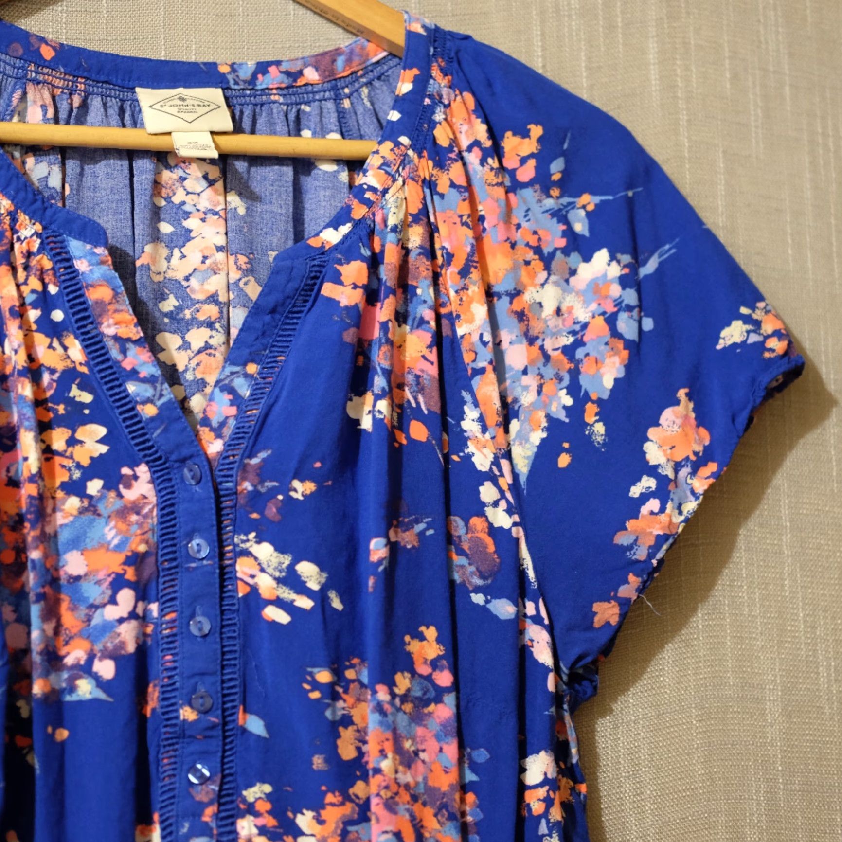 Vintage St. John's Bay Floral Short Sleeve Blouse Womens 2X Blue Lightweight Super Soft V-Neck Pullover Raglan Sleeve Rayon Casual Workwear"} Size XXL / US 16-18 / IT 52-54 - 3 Thumbnail
