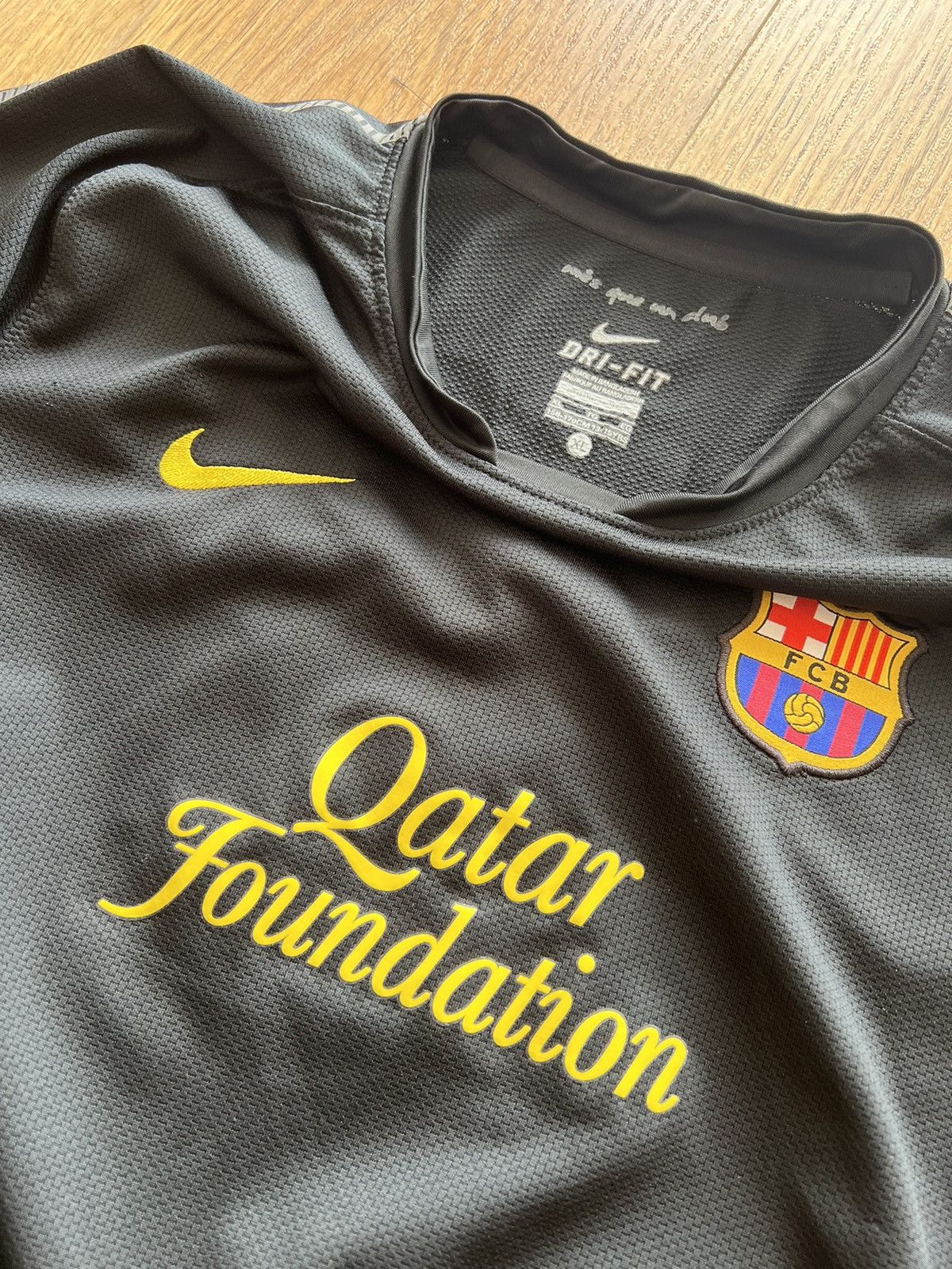 Nike Nike vintage FC Barcelona 2011/12 away jersey soccer shirt Size US S / EU 44-46 / 1 - 3 Thumbnail