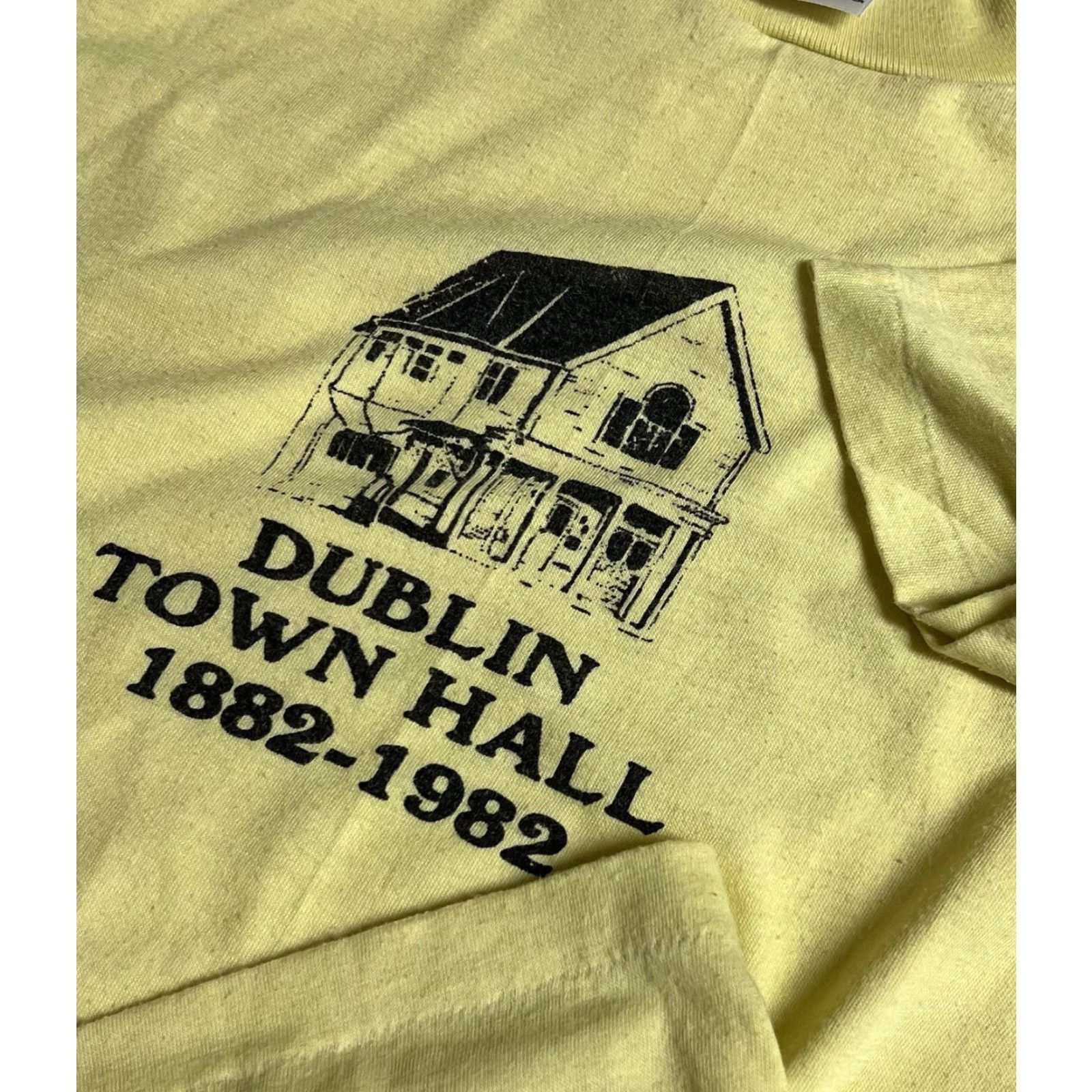Hanes VINTAGE Hanes T-Shirt Dublin New Hampshire Town Hall Yellow M Crew Neck Short Sleeve Graphic Print Mens Size US M / EU 48-50 / 2 - 3 Thumbnail