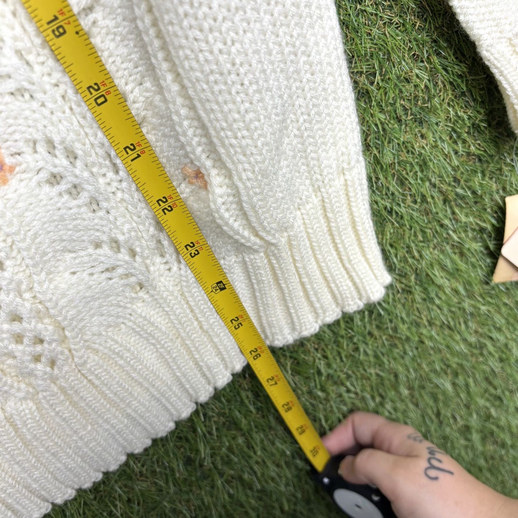 Vintage VINTAGE Glamour Knit Sweater Womens Small White Floral Embroidered Pullover 80s Size S / US 4 / IT 40 - 4 Thumbnail