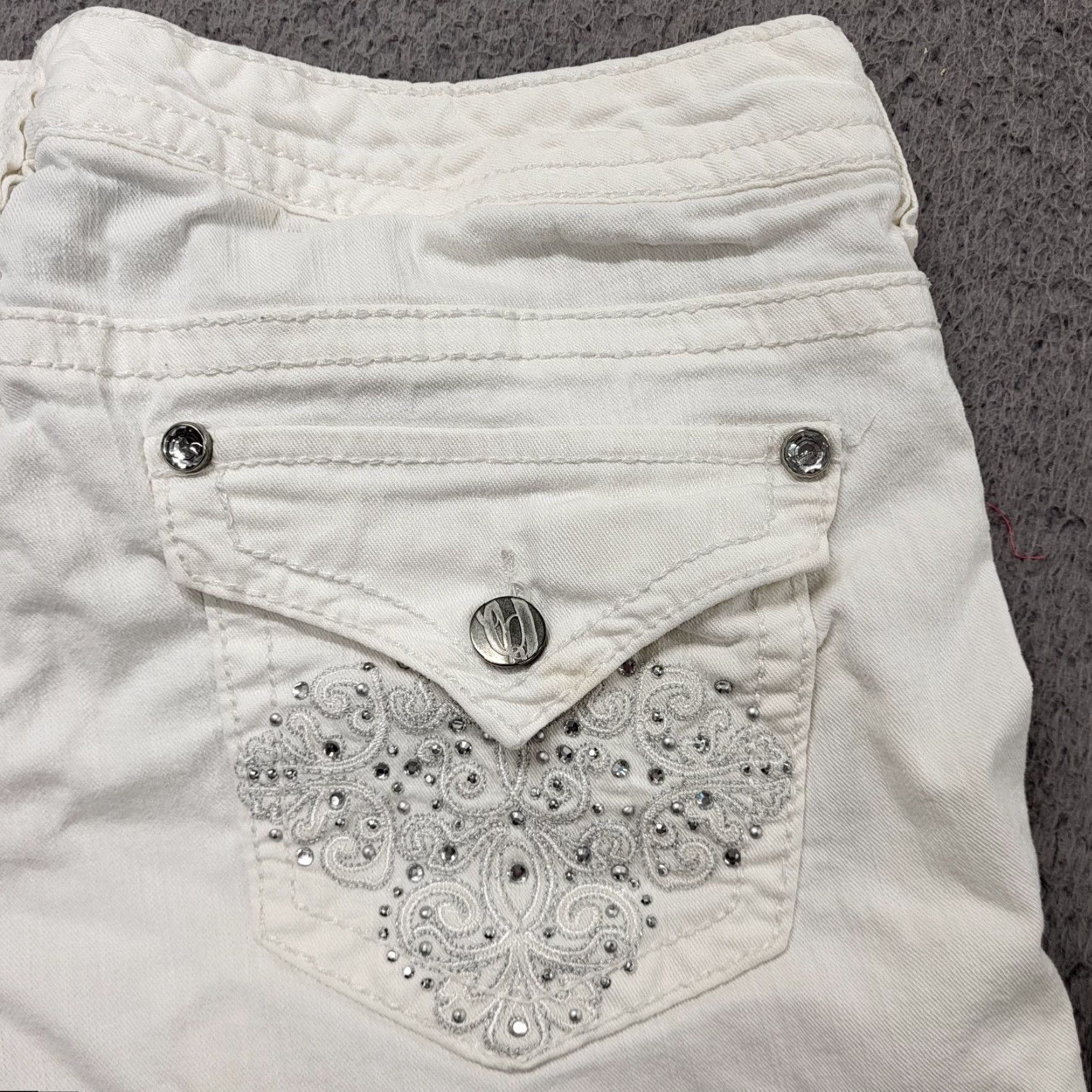 Nine West Nine West Capri Jeans White Denim Bling Embroidered Missy 10 Womens Regular Pants - 5-Pocket Knit? Size 32" / US 10 / IT 46 - 2 Thumbnail
