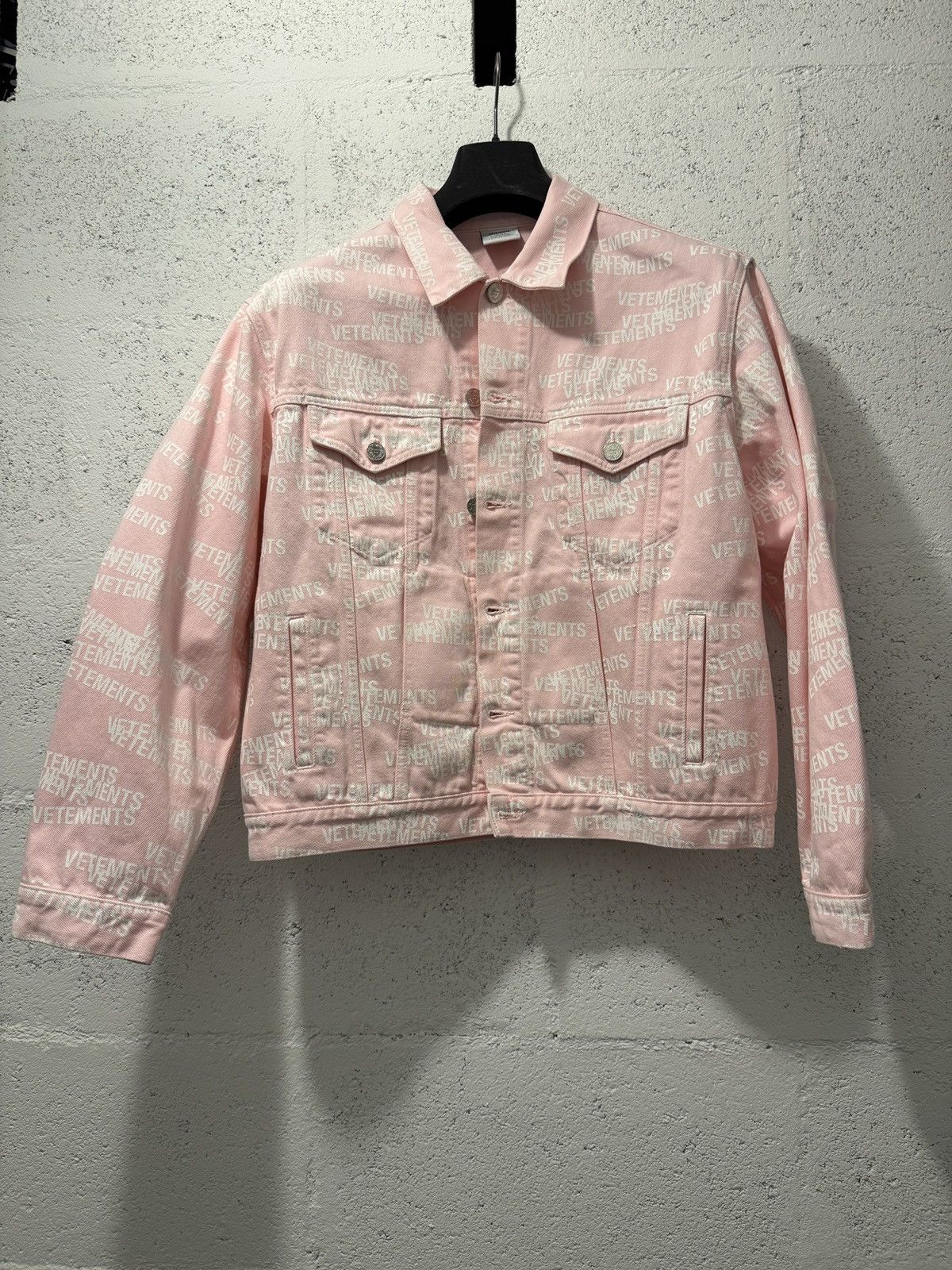 Vetements *RARE* VETEMENTS GVASALIA STAMP AOP DENIM JACKET Size US M / EU 48-50 / 2 - 3 Thumbnail