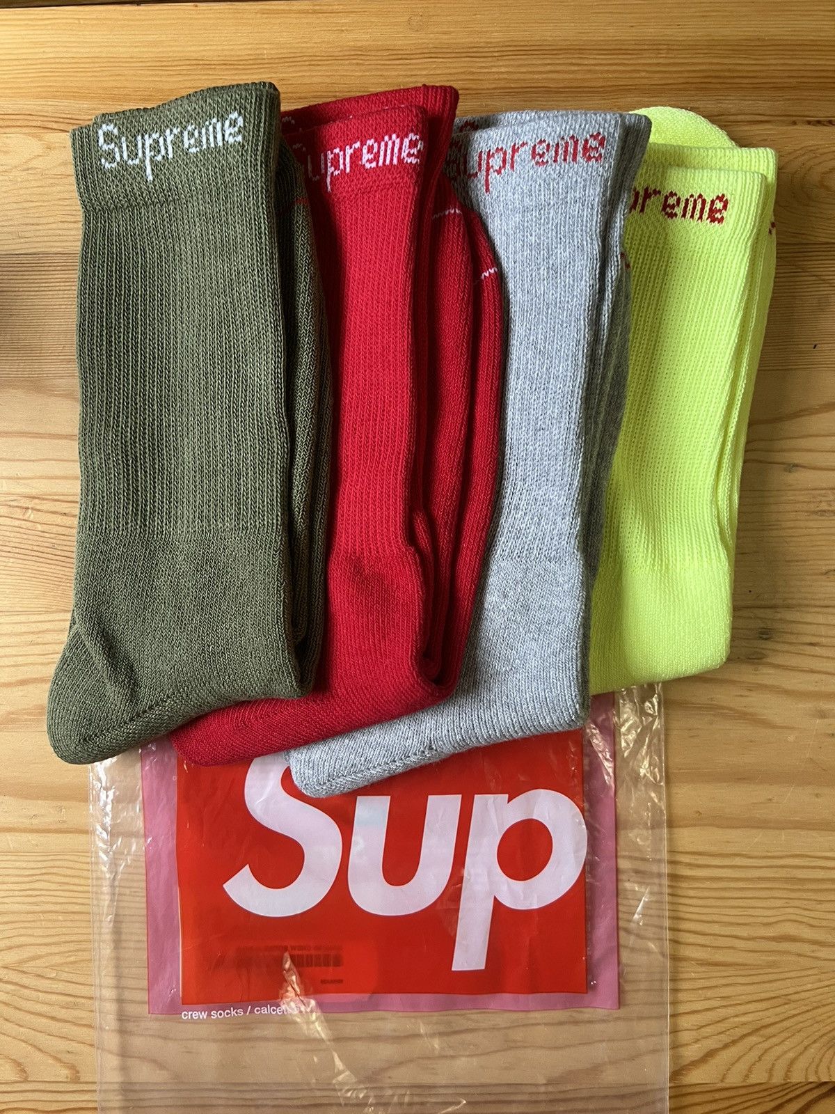 Supreme Supreme x Hanes Socks (4 colors) Size ONE SIZE - 1 Thumbnail