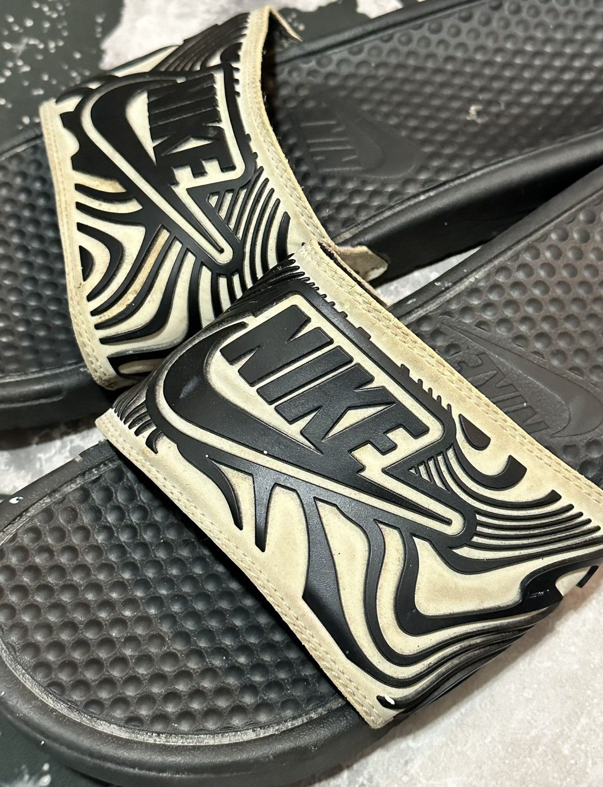 Nike Nike Benassi JDI Slides White Black Abstract Size US 9 / EU 42 - 3 Thumbnail
