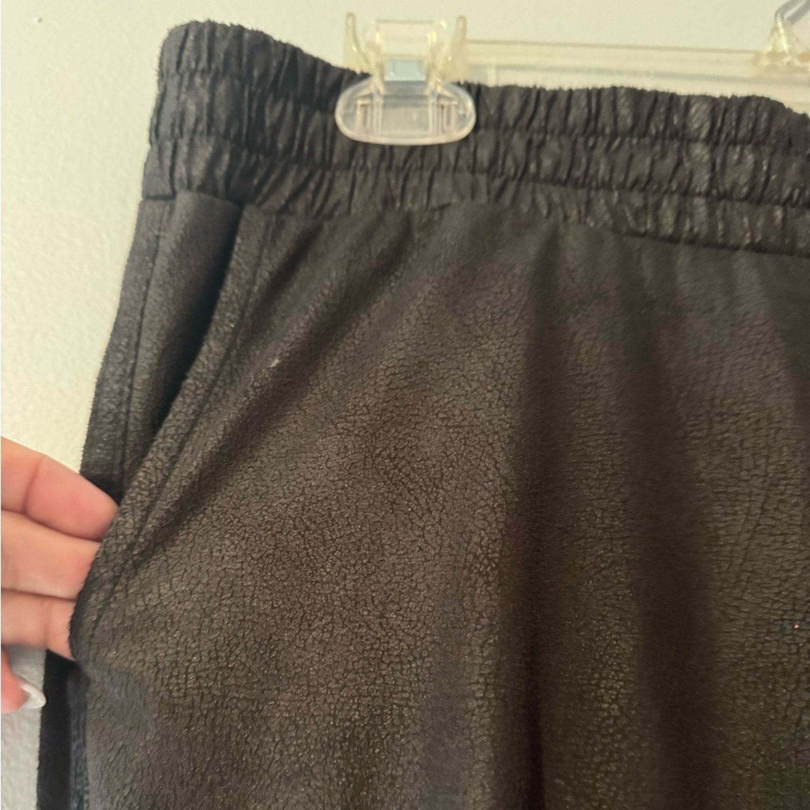 MONROW Monrow Black Faux Leather Textured Joggers size Medium Size 28" / US 6 / IT 42 - 4 Thumbnail
