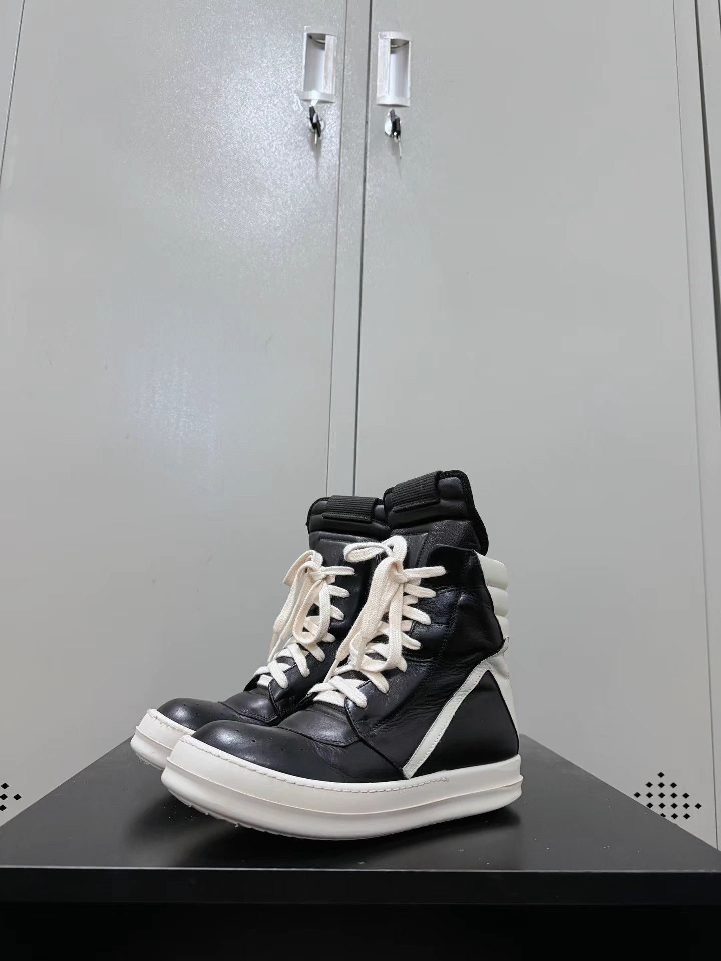Rick Owens Rick Owens black and white reverse triangle sneakers Size US 5 / IT 35 - 1 Thumbnail