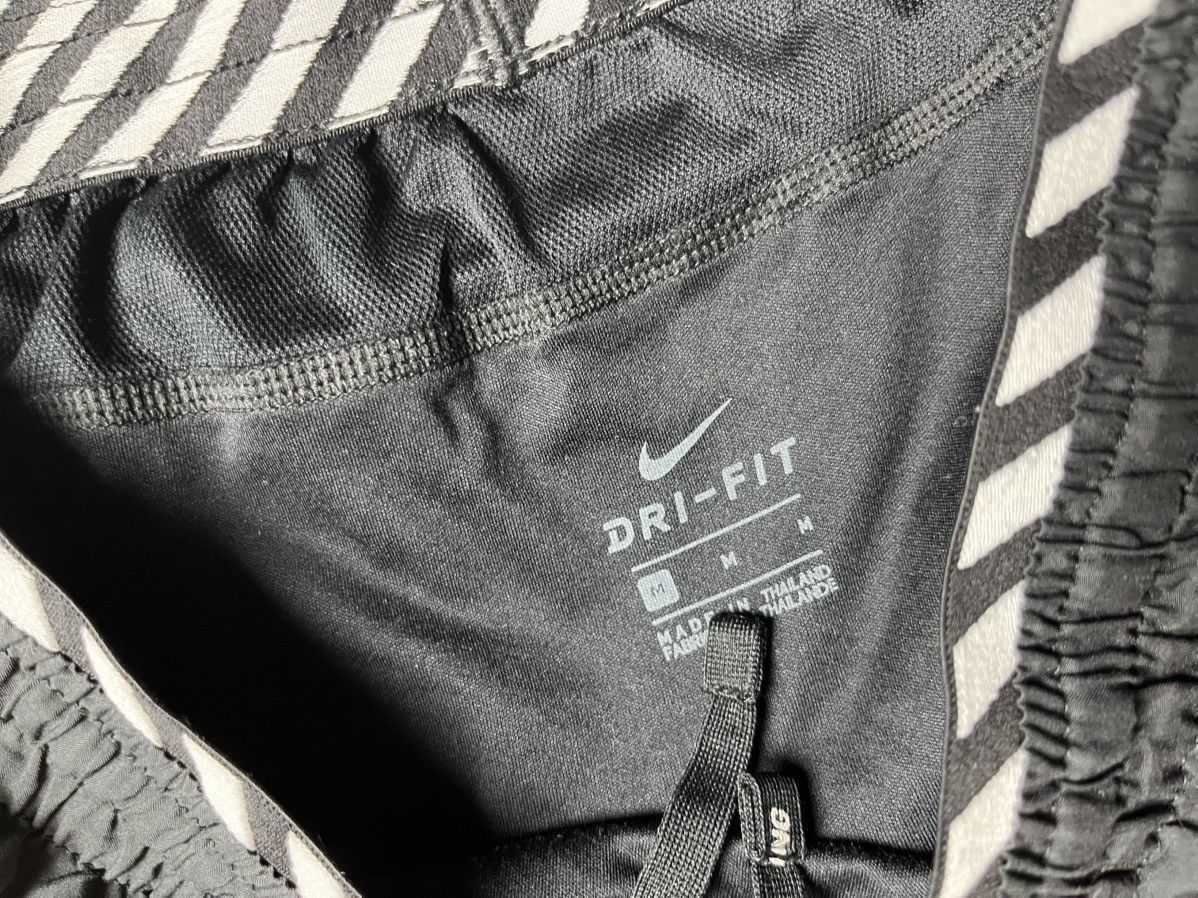 Nike Nike running shorts swoosh size Medium Size US 32 / EU 48 - 3 Thumbnail