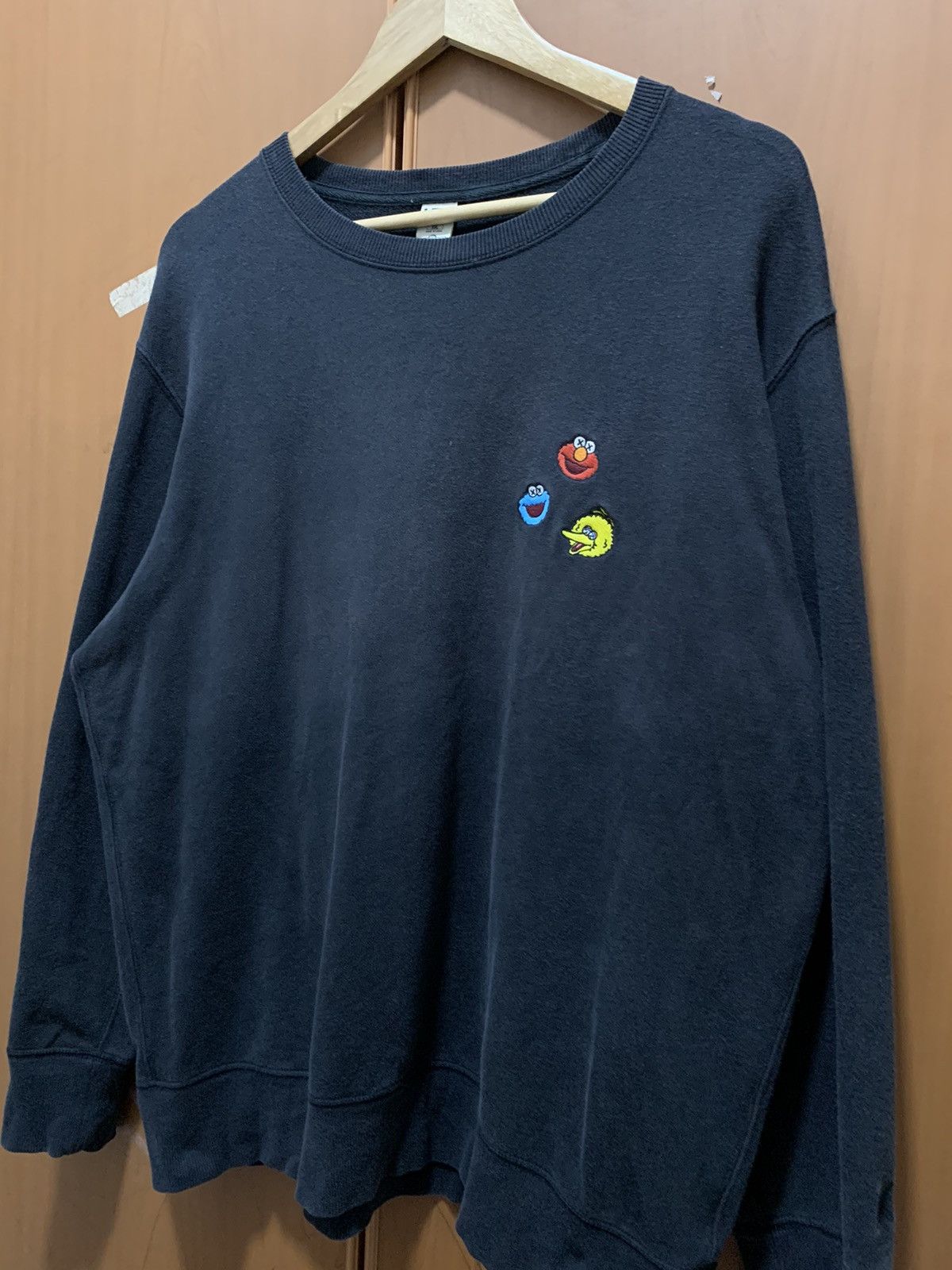 Kaws × Uniqlo Uniclo X Kaws X Sesame Street Sun Faded Sweatshirt Size US XXL / EU 58 / 5 - 5 Thumbnail