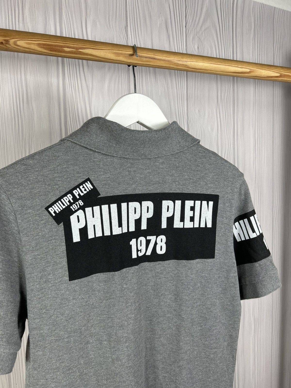 Philipp Plein Philipp Plein 1978 Gray Logo Patch Polo Shirt Size S Size US S / EU 44-46 / 1 - 10 Thumbnail