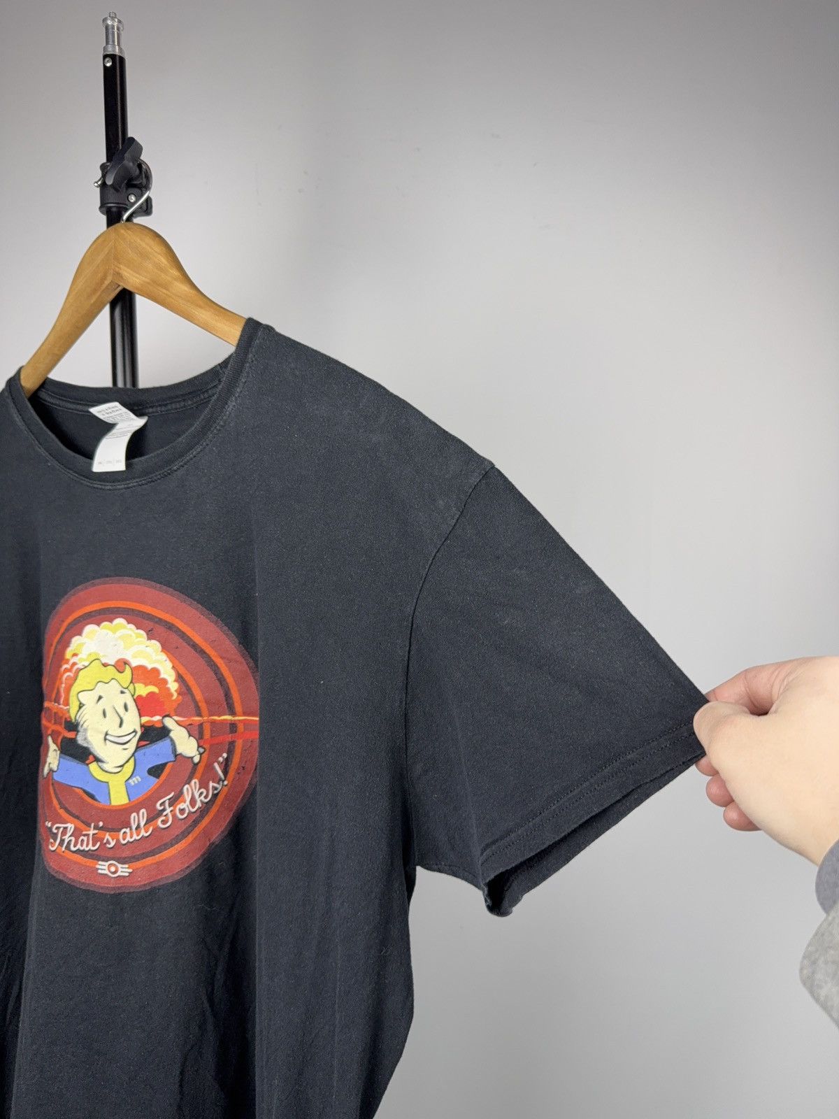 Vintage 00s Fallout Vault Boy “That’s All Folks” Graphic T-Shirt Size US XXL / EU 58 / 5 - 10 Thumbnail