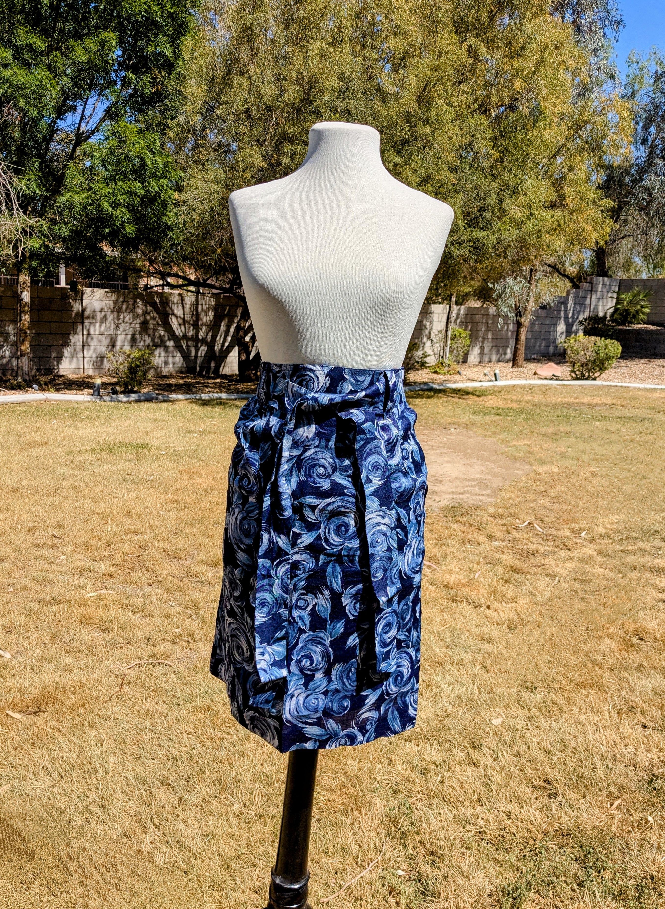 Vintage 1980s VTG Blue Roses Petite Korean Victory Town Maxi Skirt Size 26" / US 2 / IT 38 - 1 Thumbnail