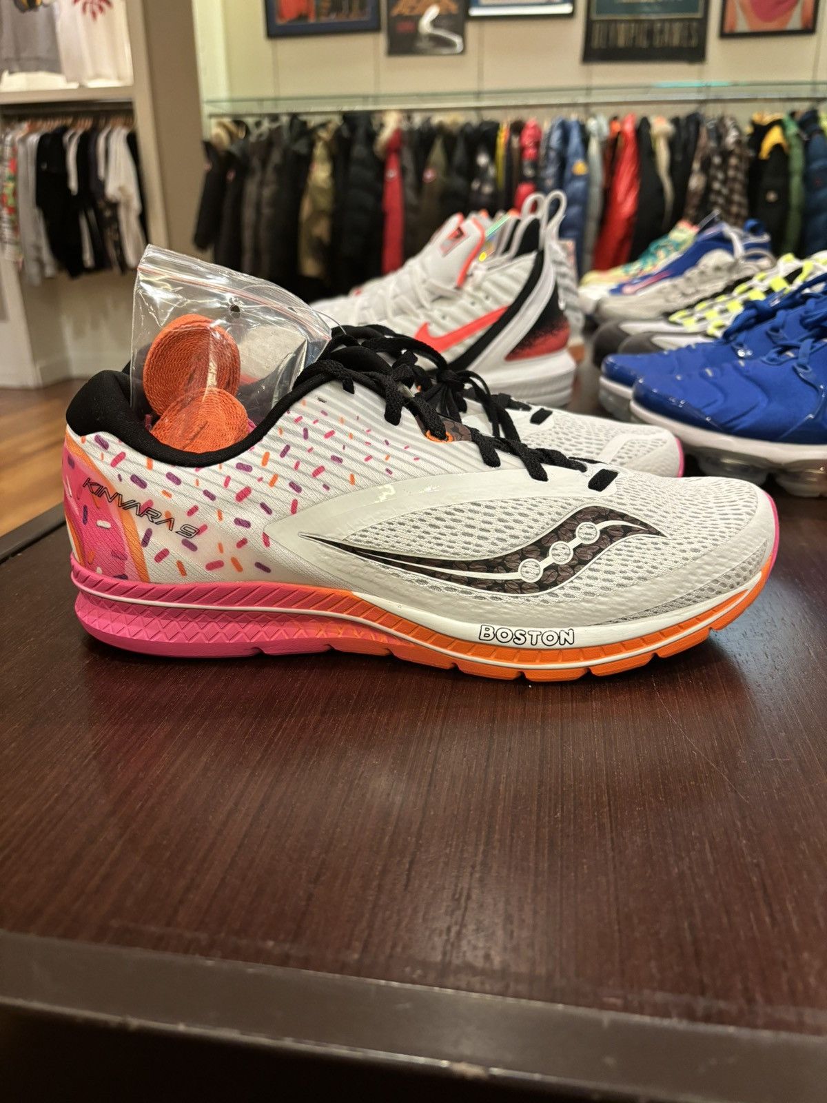 Saucony Saucony Kinvara 9 Dunkin Donuts Boston Marathon Size US 11 / EU 44 - 3 Thumbnail