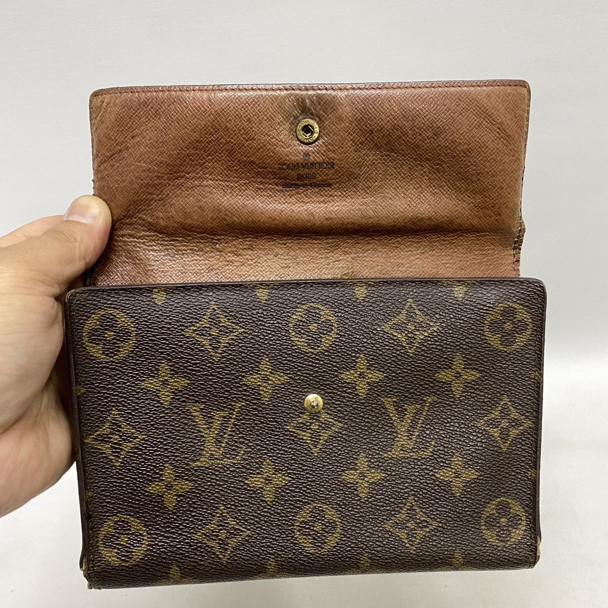 Louis Vuitton ‼️LASTDROP‼️ AUTHENTIC LOUIS VUITTON MONOGRAM WALLET Size ONE SIZE - 7 Thumbnail