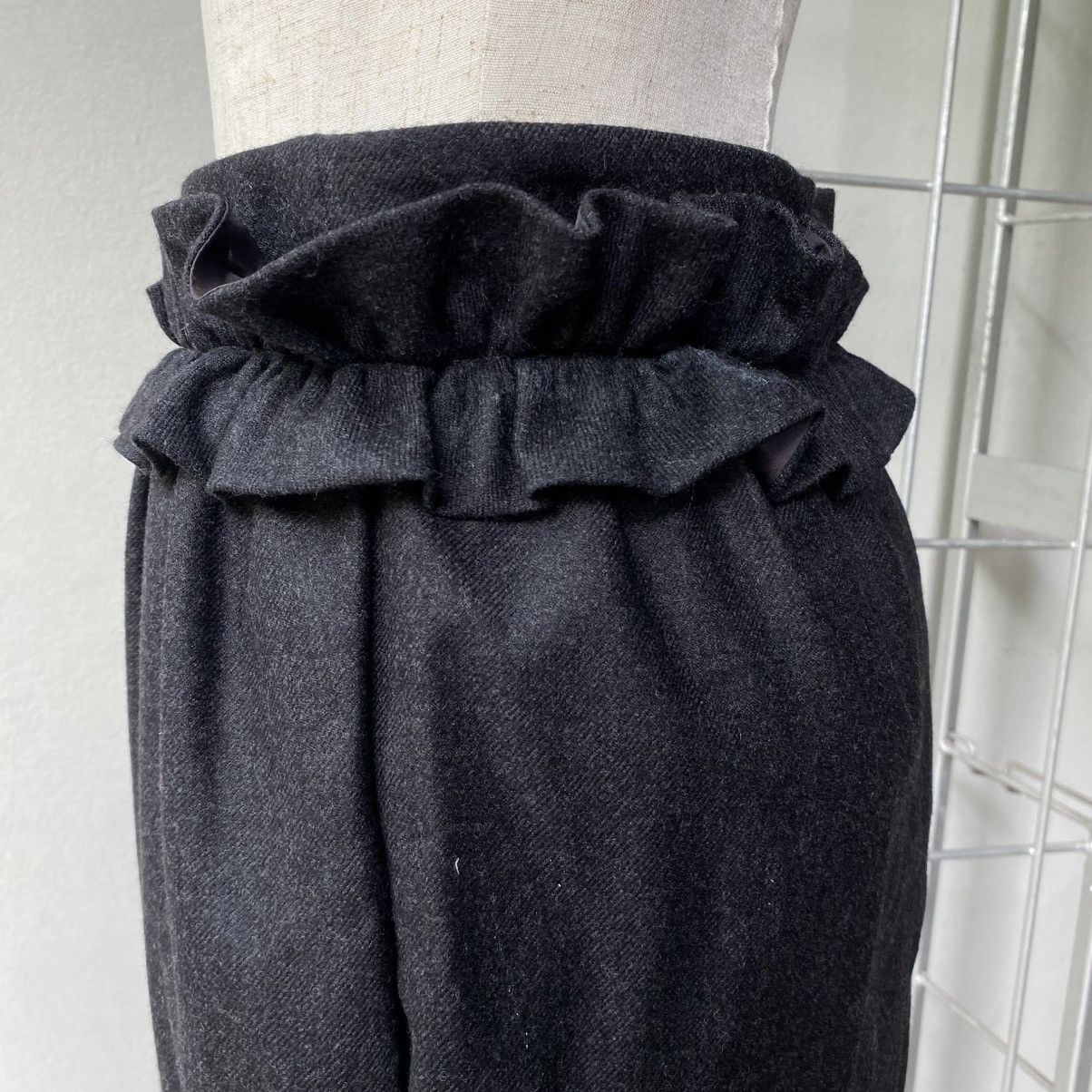 Moschino MOSCHINO Black Pencil Skirt with Side Ruffles Size 28" / US 6 / IT 42 - 17 Thumbnail