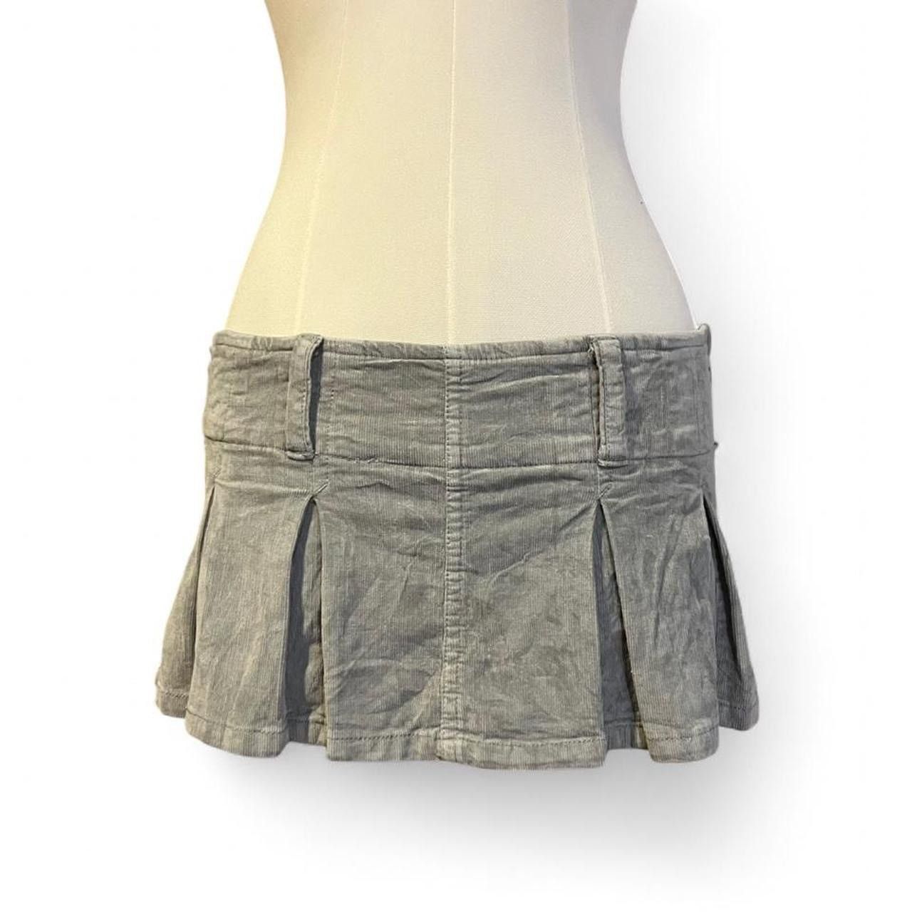Free People Y2K Free People low waisted corduroy pleated mini skirt Size 25" / US 0 / IT 36 - 1 Thumbnail